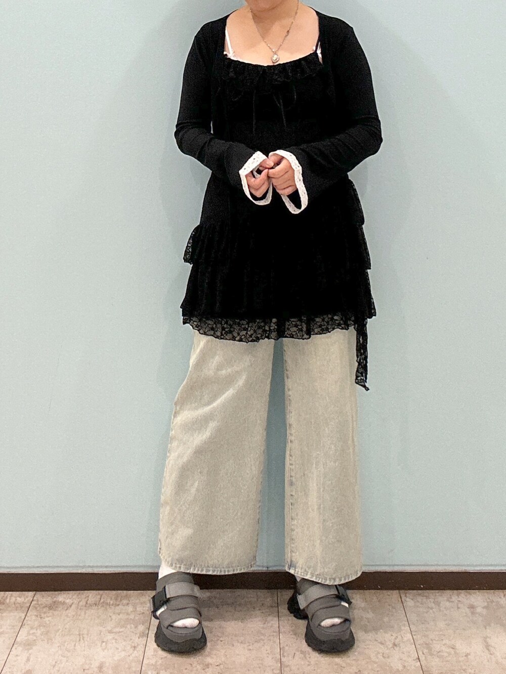 「秋服準備はじめました、デニム、デニムパンツ、ミニワンピ、レース、レーストップス、チュニック、オリーブ デ オリーブ(OLIVE des OLIVE)」｜「OLIVE des OLIVEのラッフルリボンミニキャミワンピース（ワンピース/ドレス、ブラック系）」を使った、suzuさん（レディース・167cm）の夏コーディネートの3枚目の写真