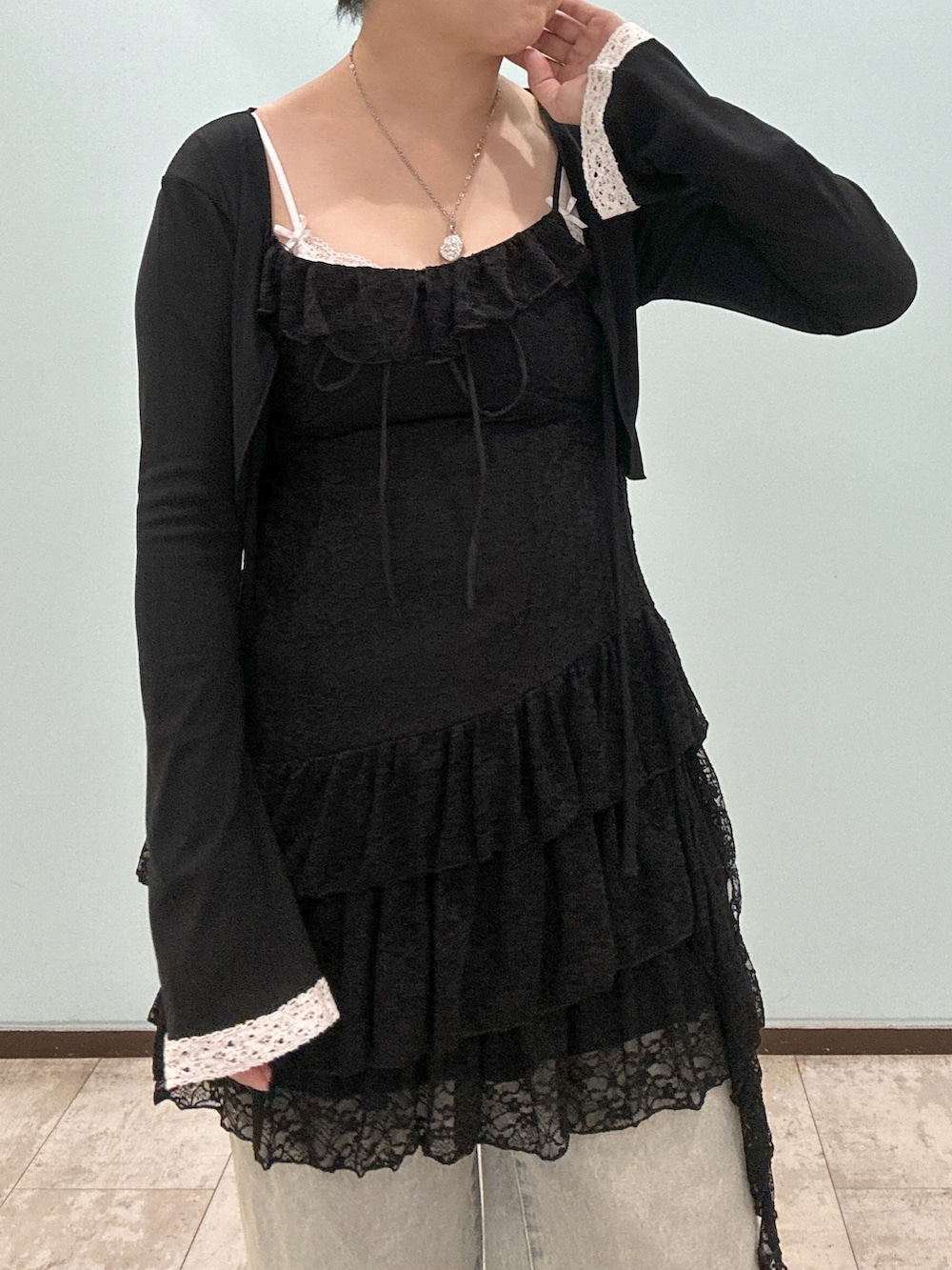 「秋服準備はじめました、デニム、デニムパンツ、ミニワンピ、レース、レーストップス、チュニック、オリーブ デ オリーブ(OLIVE des OLIVE)」｜「OLIVE des OLIVEのラッフルリボンミニキャミワンピース（ワンピース/ドレス、ブラック系）」を使った、suzuさん（レディース・167cm）の夏コーディネートの2枚目の写真