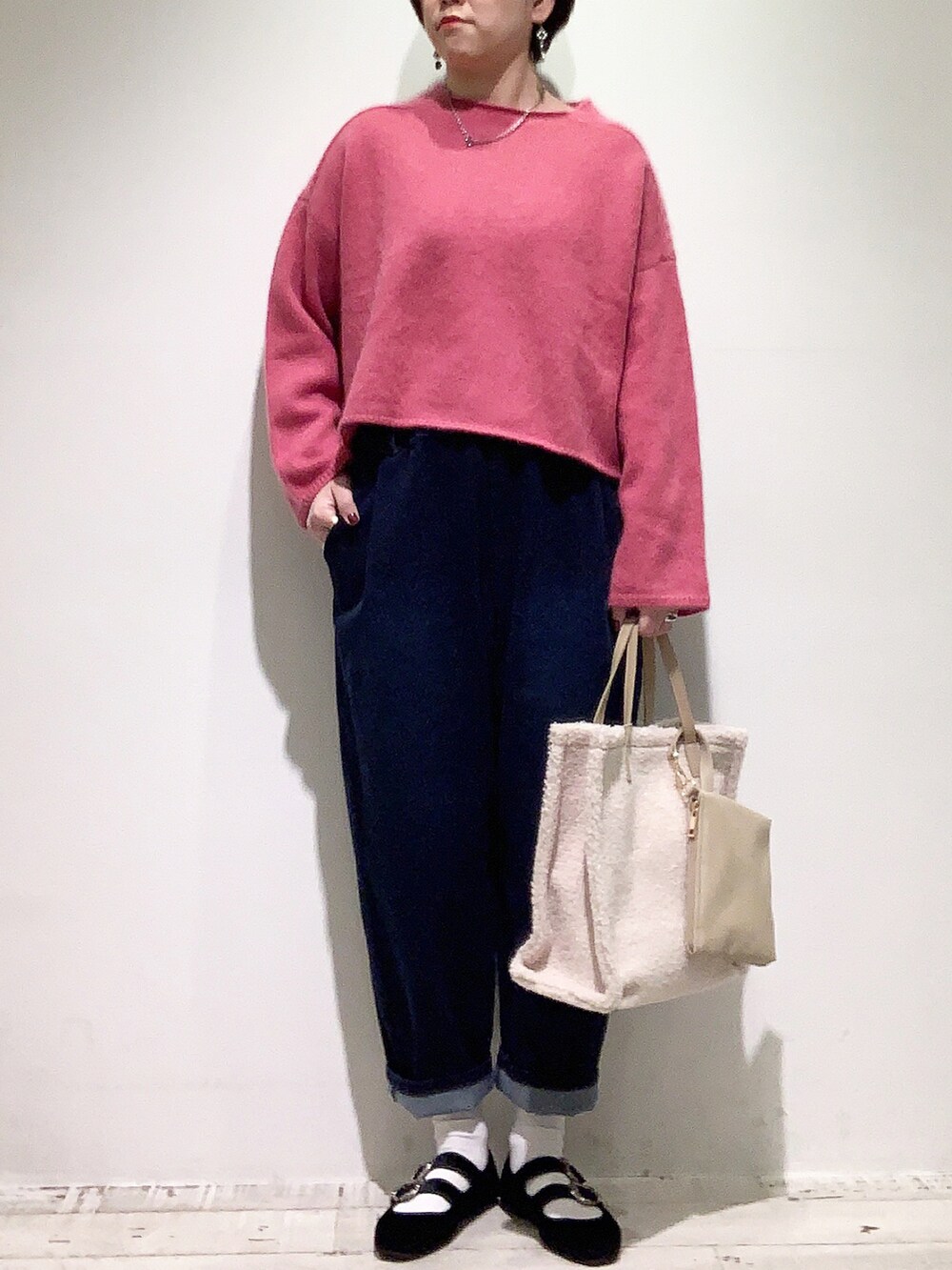 「ショート丈トップス、ニット、オトナカジュアル、冬のコーデ、デニム、デニムパンツ、バレエシューズ、きれいめカジュアル、ニットコーデ、トートバッグ、ピンク、カラーニット」｜「PUAL CE CINのリバーシブルボアトート（トートバッグ、ホワイト系）」を使った、suzuさん（レディース・167cm）の冬コーディネートの3枚目の写真