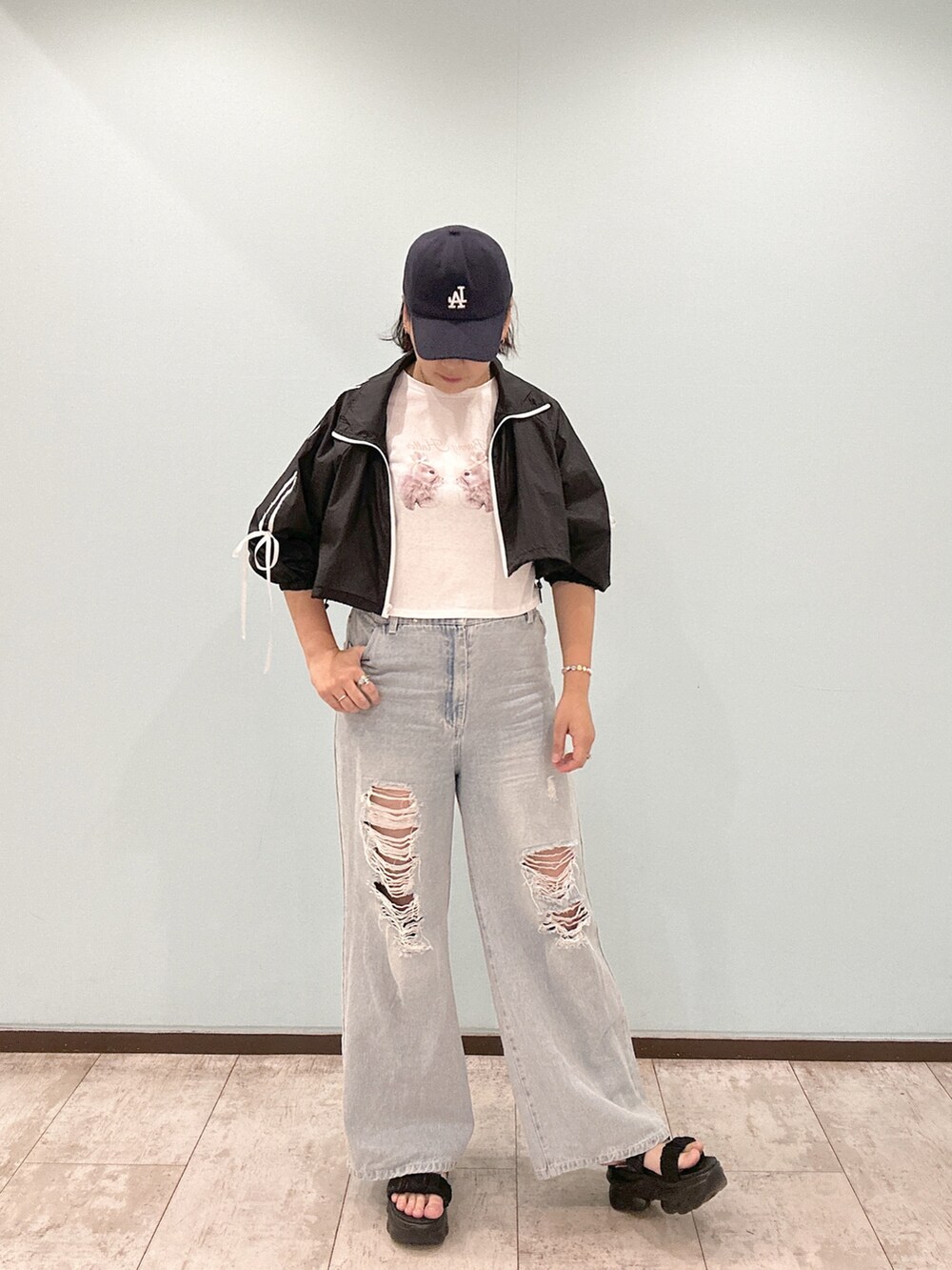 「Tシャツ、プリントT、デニム、デニムパンツ、ダメージデニムパンツ、シンプルコーデ、シンプル、シンプルスタイル」｜「OLIVE des OLIVEのアソートプリントTシャツ（Tシャツ/カットソー、ホワイト系）」を使った、suzuさん（レディース・167cm）の夏コーディネートの3枚目の写真