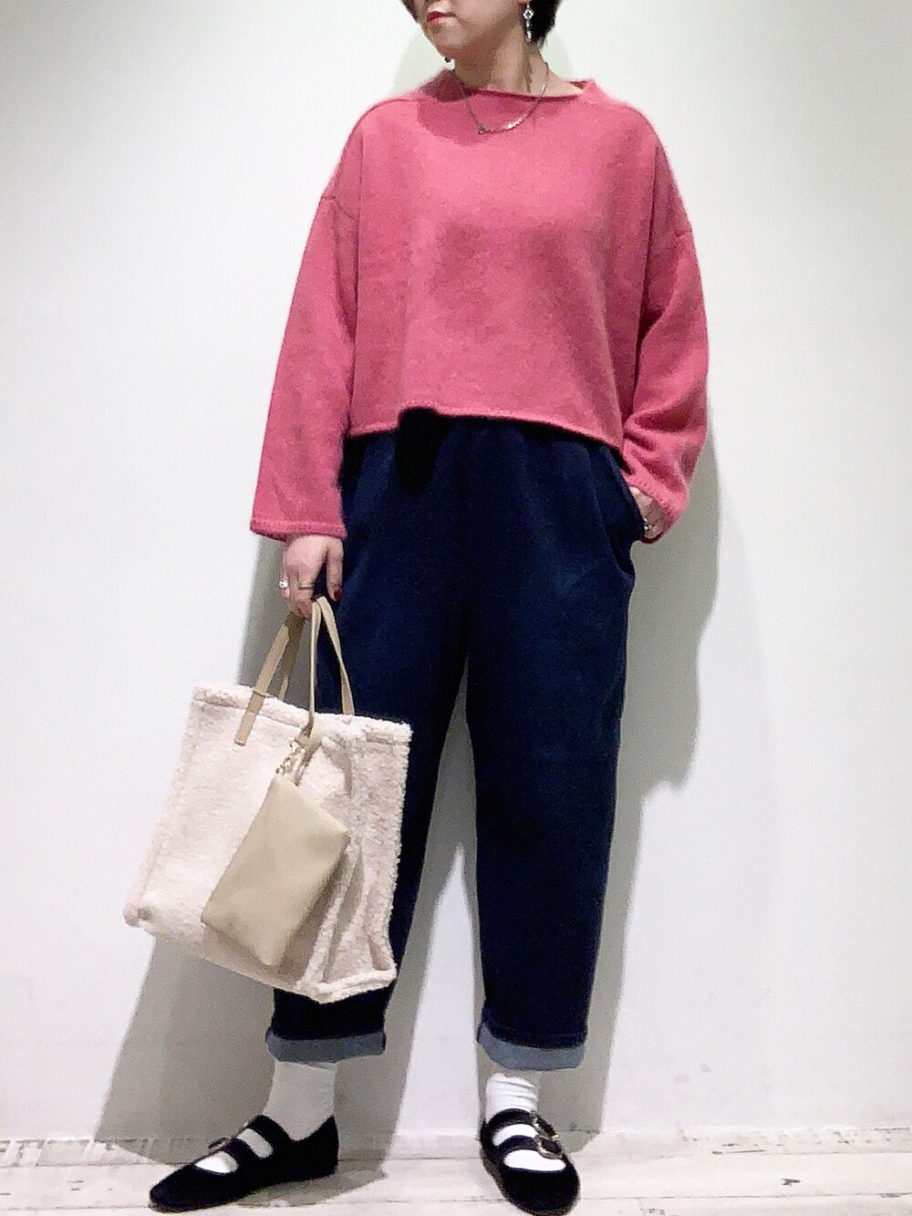 「ショート丈トップス、ニット、オトナカジュアル、冬のコーデ、デニム、デニムパンツ、バレエシューズ、きれいめカジュアル、ニットコーデ、トートバッグ、ピンク、カラーニット」｜「PUAL CE CINのリバーシブルボアトート（トートバッグ、ホワイト系）」を使った、suzuさん（レディース・167cm）の冬コーディネートの2枚目の写真