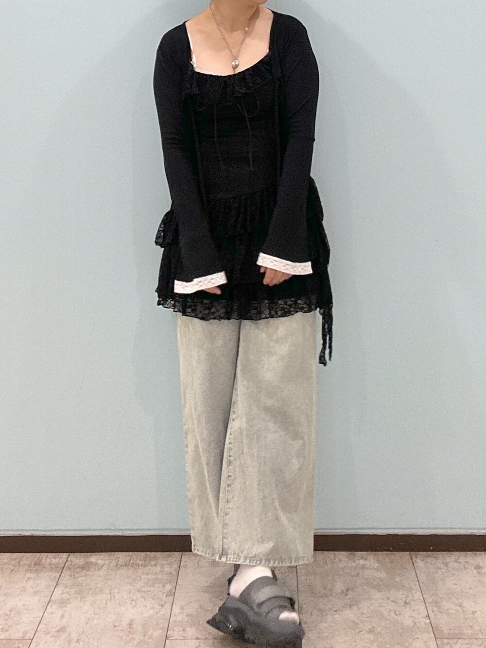 「秋服準備はじめました、デニム、デニムパンツ、ミニワンピ、レース、レーストップス、チュニック、オリーブ デ オリーブ(OLIVE des OLIVE)」｜「OLIVE des OLIVEのラッフルリボンミニキャミワンピース（ワンピース/ドレス、ブラック系）」を使った、suzuさん（レディース・167cm）の夏コーディネートの4枚目の写真