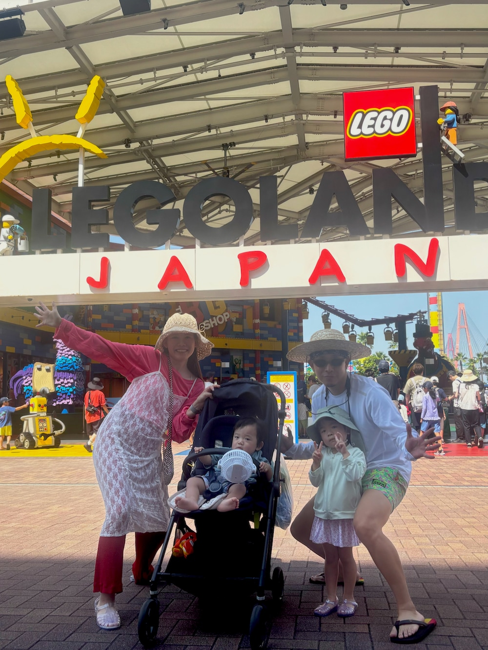 ピンク系のその他トップスを着用したレディースの秋コーディネートの2枚目の写真