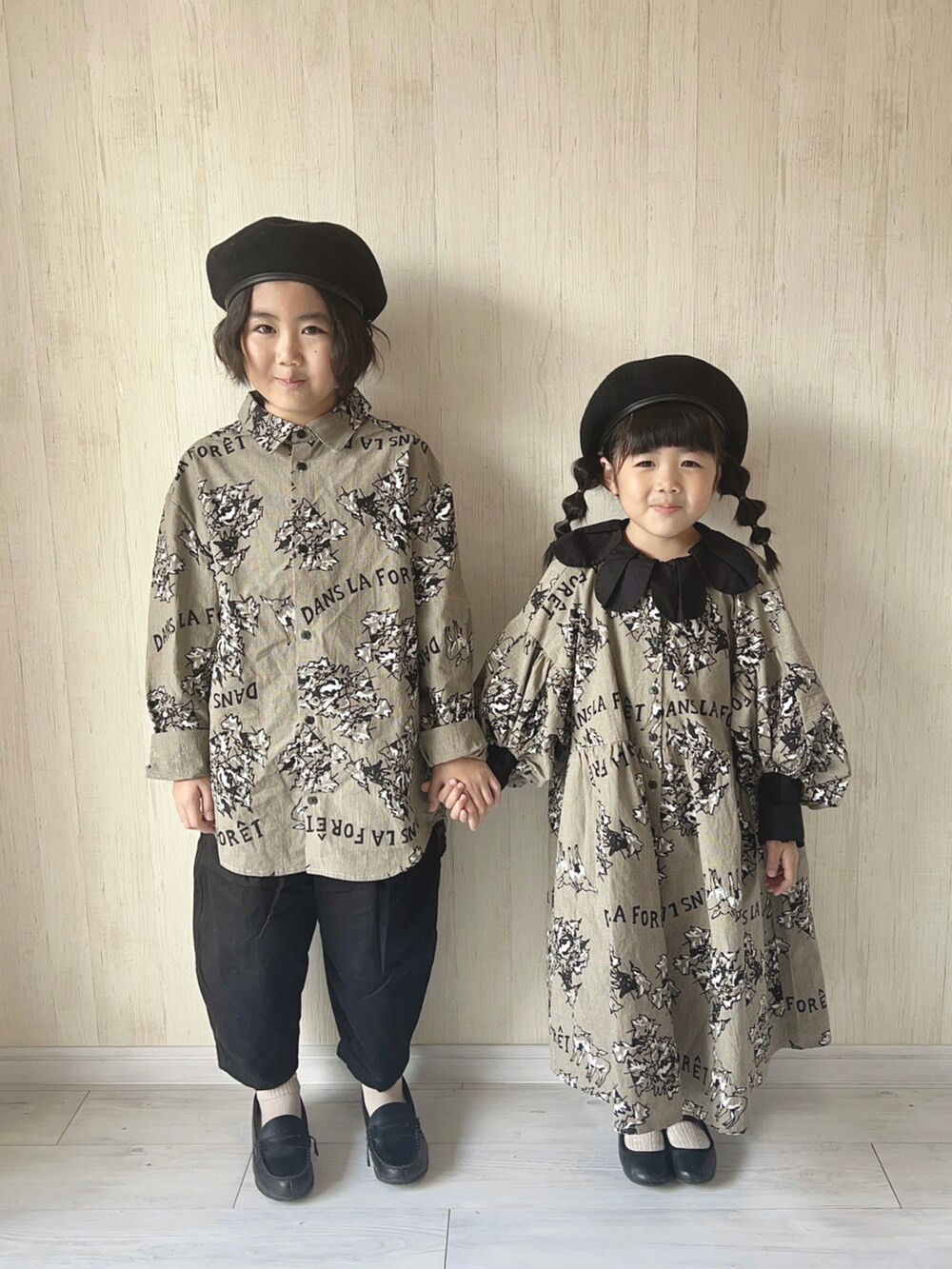 ベージュ系のシャツ/ブラウス、ベージュ系のワンピース/ドレスを着用したキッズの秋コーディネートの2枚目の写真