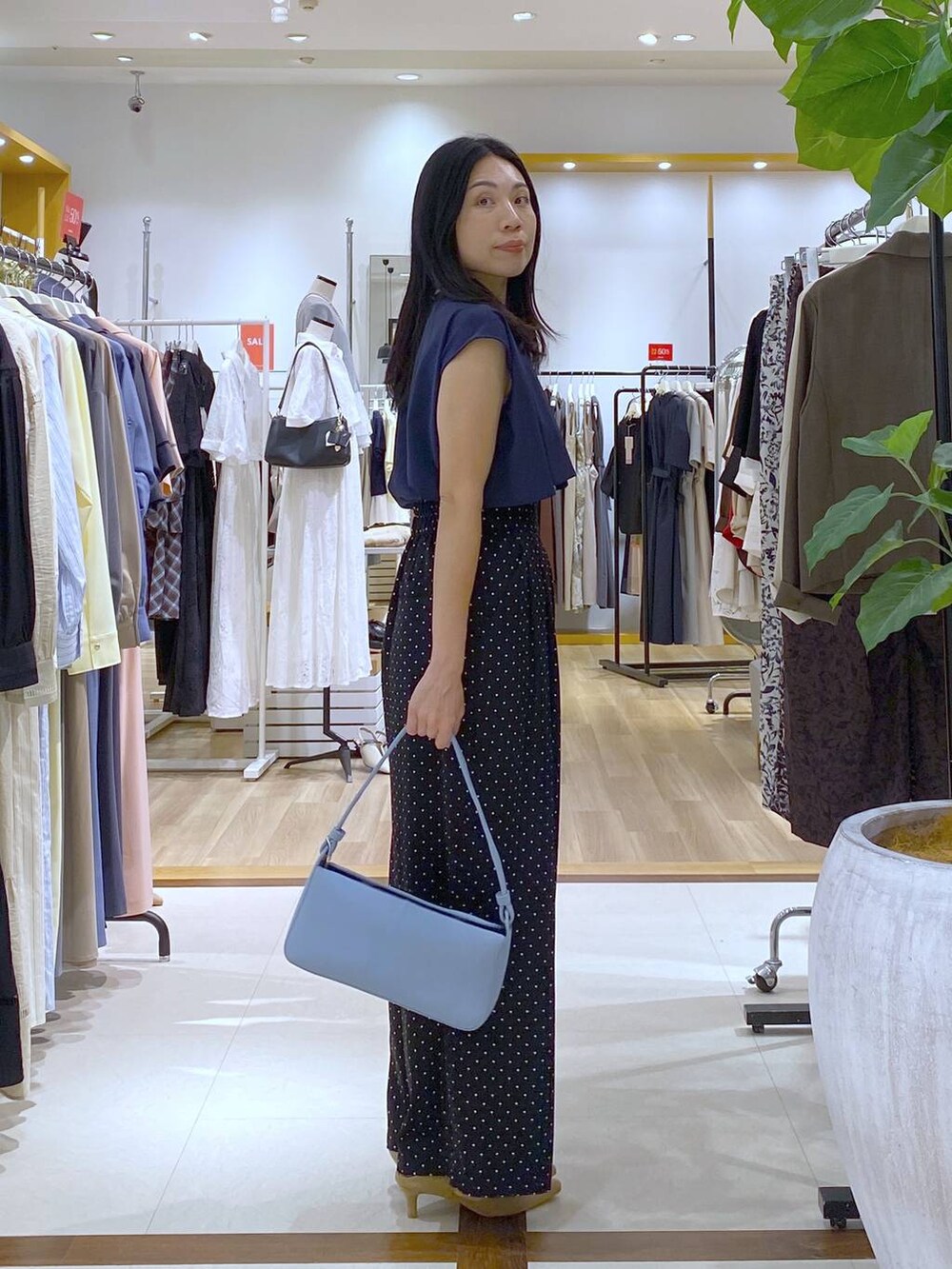 ブルー系のシャツ/ブラウス、その他のその他パンツ、グレー系のその他パンツを着用したレディースの夏コーディネートの5枚目の写真