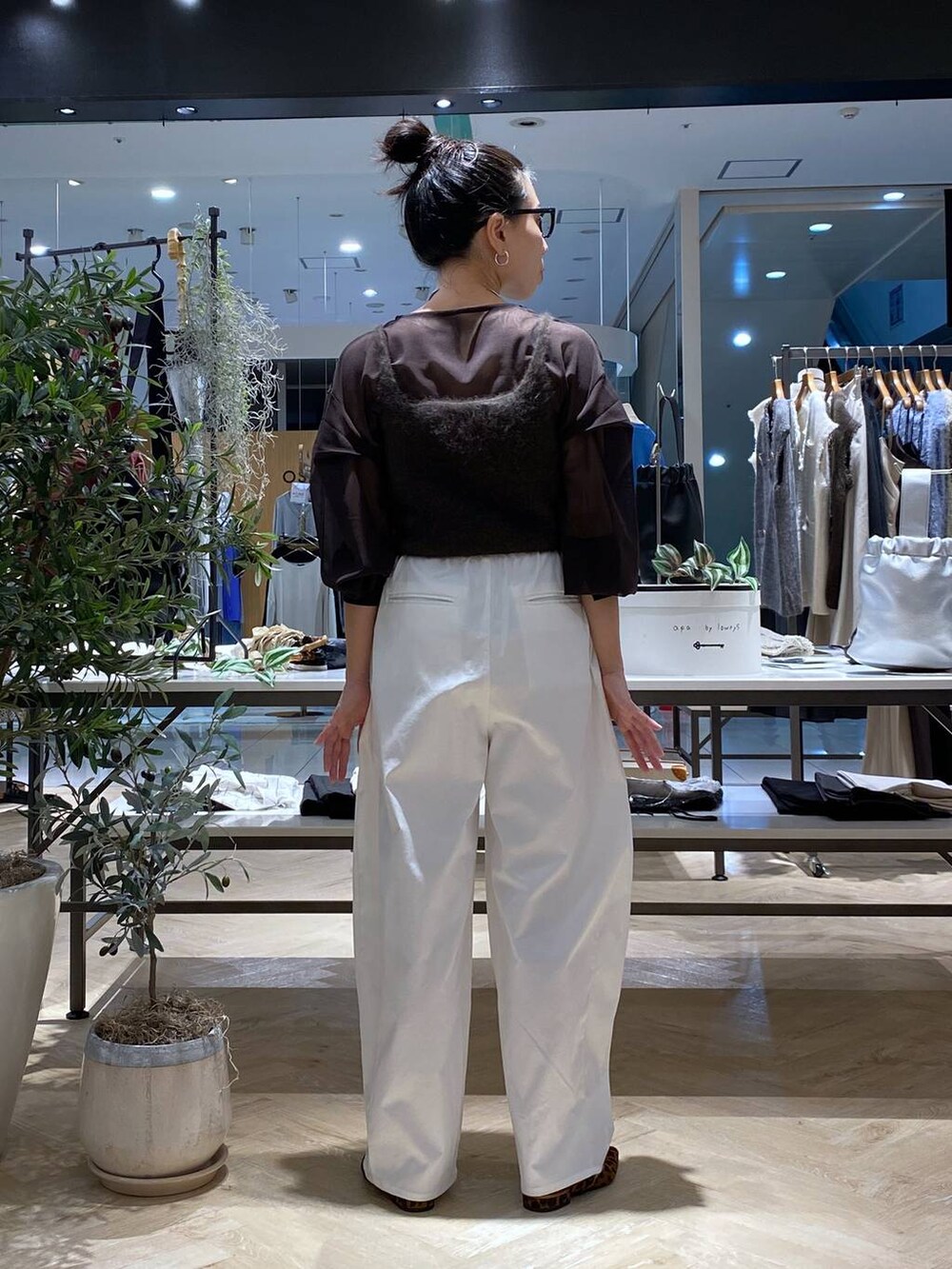 ブラウン系のニット/セーター、ブラウン系のシャツ/ブラウス、ホワイト系のその他パンツを着用したレディースの秋コーディネートの4枚目の写真