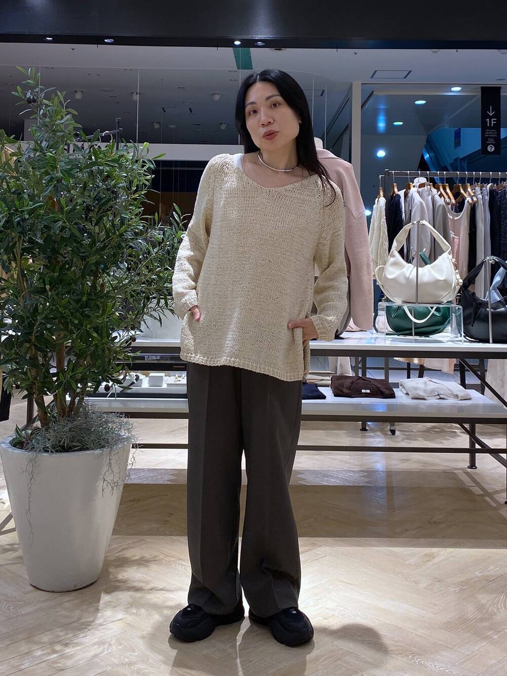 「カジュアル、着痩せ・細見え、ヘルシー、apart by lowrys、ニット、パンツ、タンクトップ、春コーデ、春服みてみて、ゆったり、楽ちんコーデ、シンプルコーデ、ナチュラル」｜「A part byのネックカフ（ネックレス、シルバー系）」を使った、いっちーさん（レディース・162cm）の春コーディネートの4枚目の写真