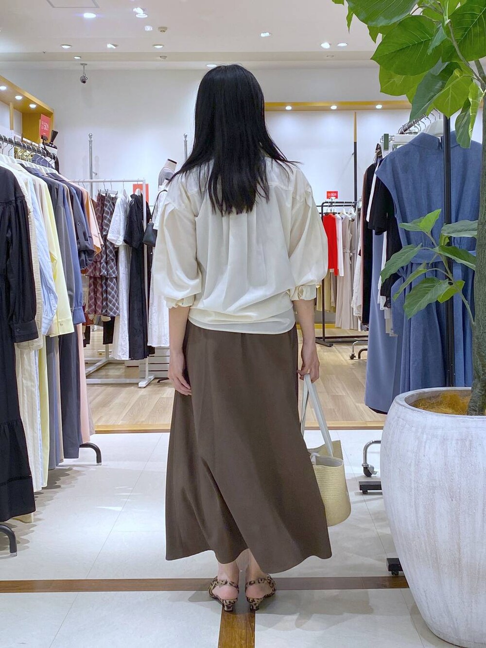 ブラウン系のワンピース、ホワイト系のシャツ/ブラウス、その他のパンプスを着用したレディースの夏コーディネートの4枚目の写真