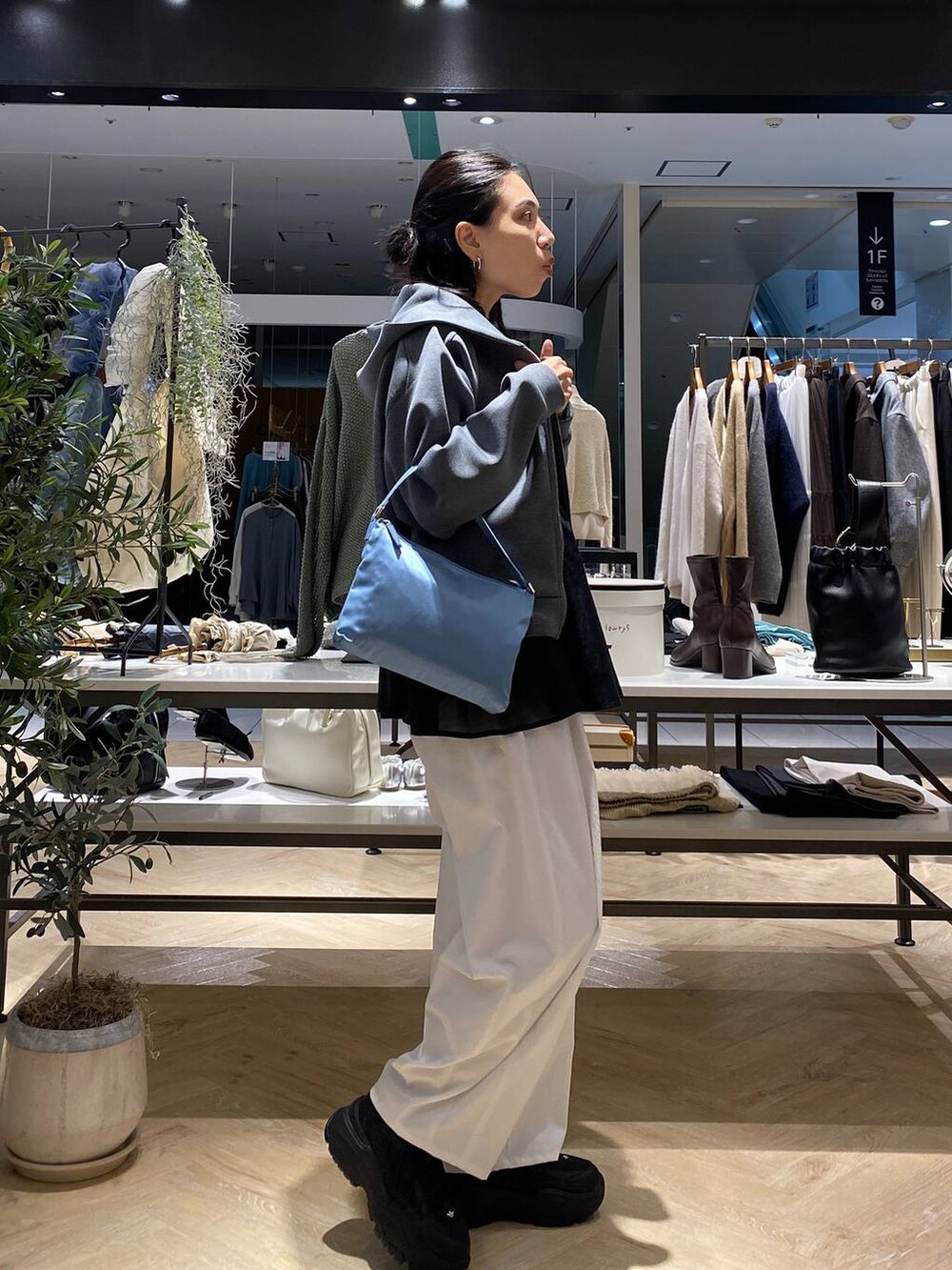 ブラック系のシャツ/ブラウス、グレー系のパーカー、ホワイト系のその他パンツを着用したレディースの秋コーディネートの3枚目の写真