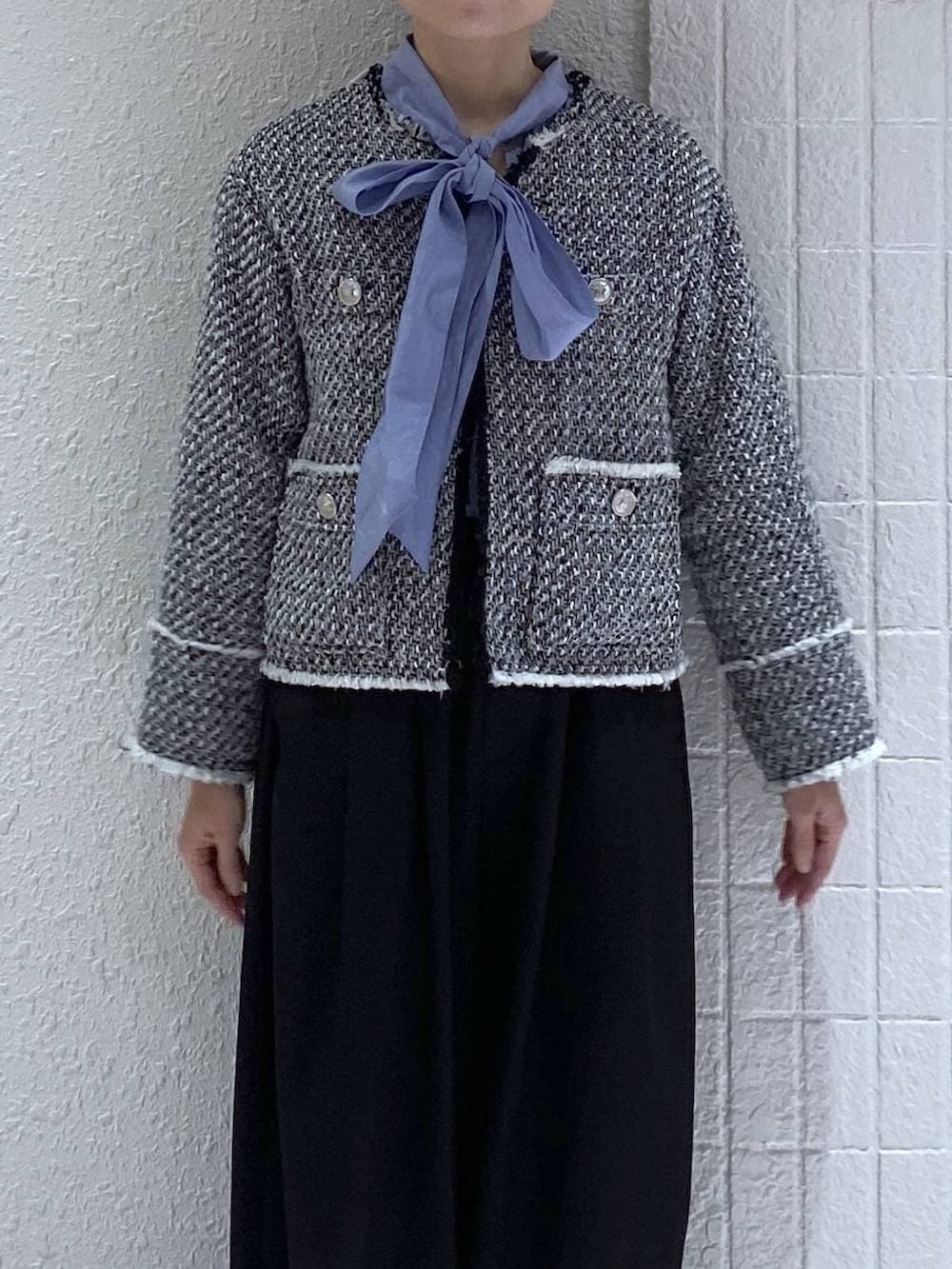 ブラック系のスラックス、ブルー系のシャツ/ブラウス、ブラック系のノーカラージャケットを着用したレディースの冬コーディネートの2枚目の写真