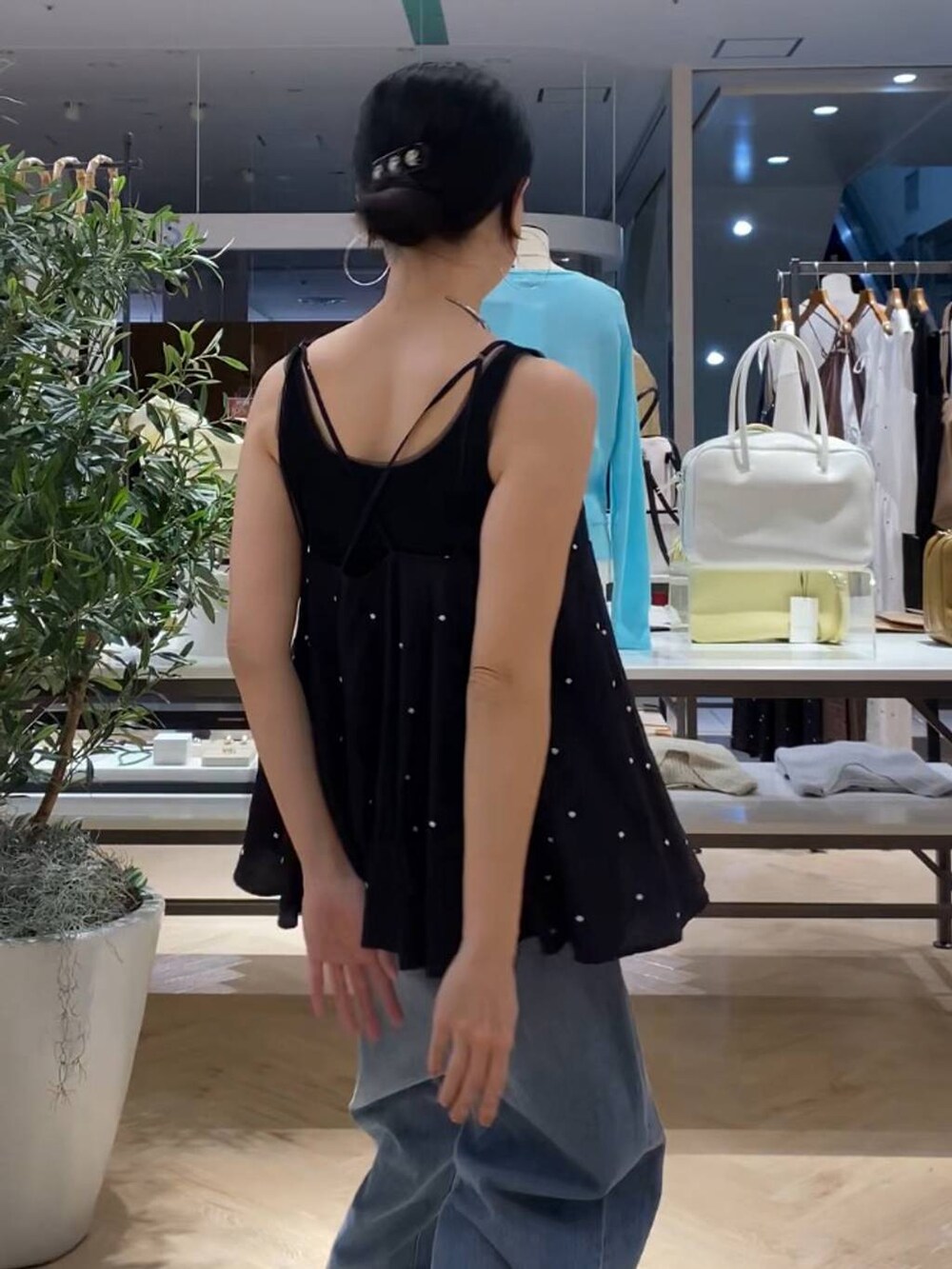 「apart by lowrys、デニムパンツ、キャミソール、タンクトップ、サンダル、ネックレス、ピアス、夏コーデ、大人カジュアル、シンプルコーデ、ナチュラル、旅行、楽ちんコーデ」|「A part byのApbコクーンデニムパンツ(デニムパンツ、ブルー系)」を使った、いっちーさん(レディース・162cm)の春コーディネートの2枚目の写真