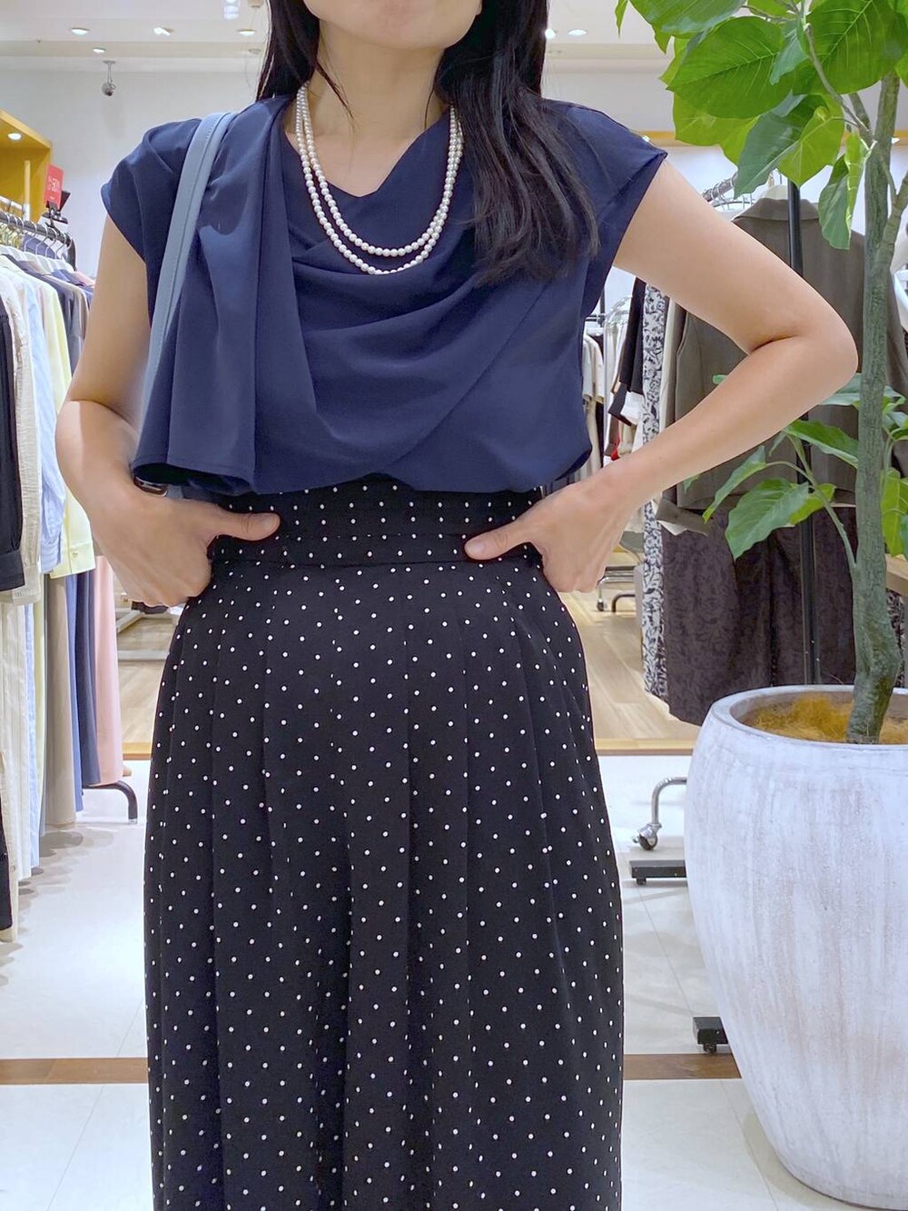 ブルー系のシャツ/ブラウス、その他のその他パンツ、グレー系のその他パンツを着用したレディースの夏コーディネートの4枚目の写真