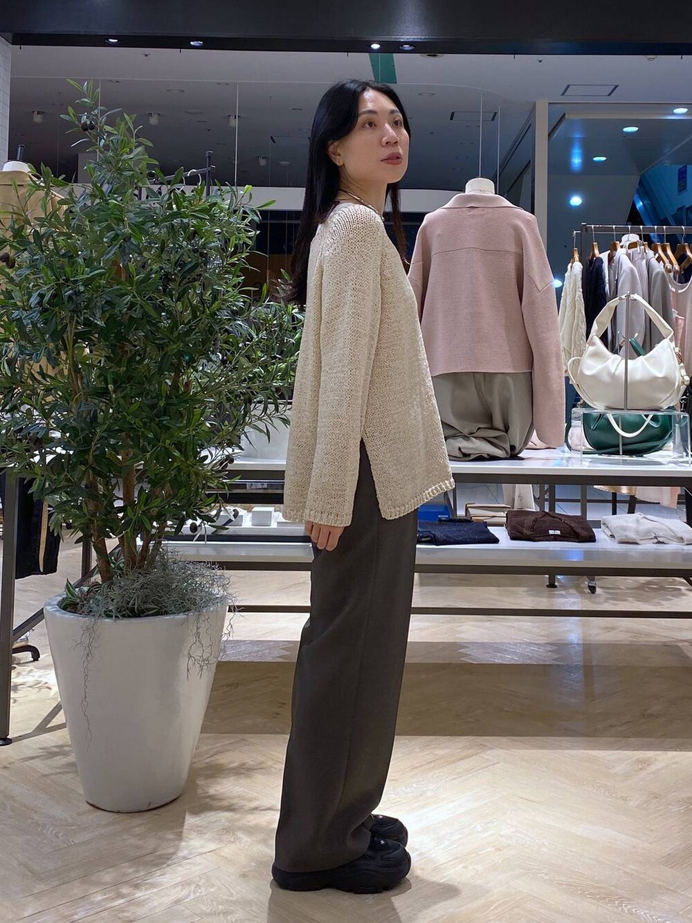 「カジュアル、着痩せ・細見え、ヘルシー、apart by lowrys、ニット、パンツ、タンクトップ、春コーデ、春服みてみて、ゆったり、楽ちんコーデ、シンプルコーデ、ナチュラル」｜「A part byのネックカフ（ネックレス、シルバー系）」を使った、いっちーさん（レディース・162cm）の春コーディネートの3枚目の写真