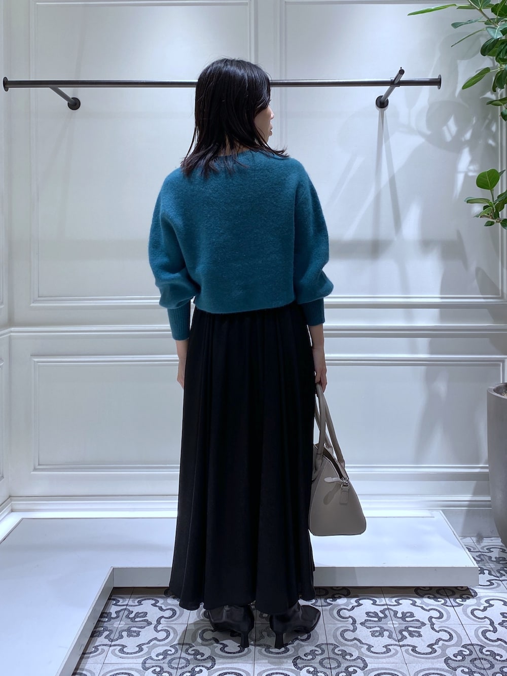 「apartbylowrys、アパートバイローリーズ、オトナカジュアル、秋冬、大人コーデ、シンプル、お仕事コーデ、オフィスカジュアル、オフィススタイル、ニット、スカート、きれいめカジュアル、黒スカート、オトナ女子、シンプルコーデ」｜「A part byのハクプリントボリュームスカート（スカート、ブラック系）」を使った、いっちーさん（レディース・162cm）の秋コーディネートの3枚目の写真