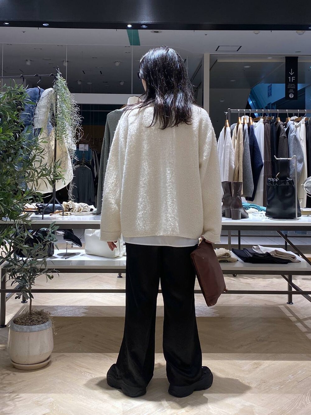 ホワイト系のシャツ/ブラウス、ブラック系のその他パンツ、ホワイト系のカーディガン/ボレロを着用したレディースの秋コーディネートの6枚目の写真