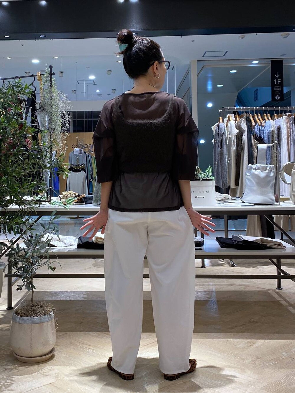 ブラウン系のニット/セーター、ブラウン系のシャツ/ブラウス、ホワイト系のその他パンツを着用したレディースの秋コーディネートの6枚目の写真