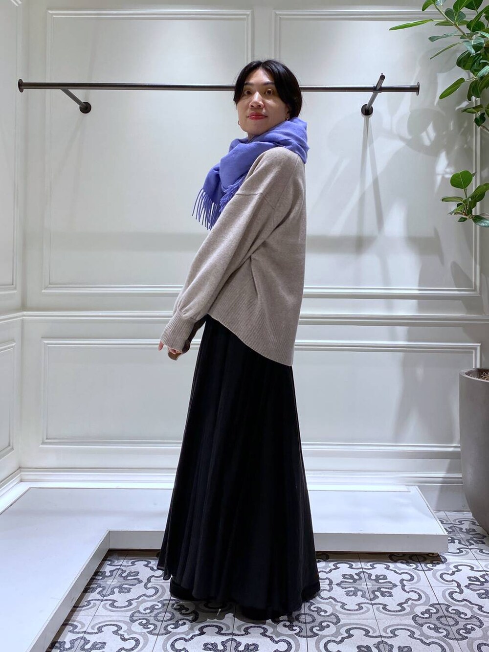 ベージュ系のニット/セーター、ブラック系のスカート、ブラック系のブーツを着用したレディースの冬コーディネートの3枚目の写真