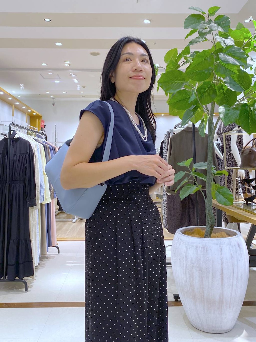 ブルー系のシャツ/ブラウス、その他のその他パンツ、グレー系のその他パンツを着用したレディースの夏コーディネートの2枚目の写真