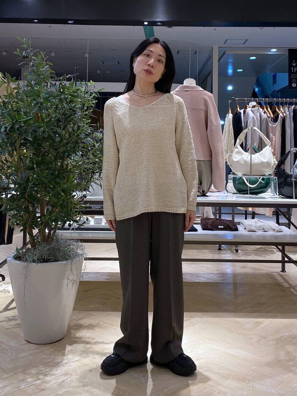 「カジュアル、着痩せ・細見え、ヘルシー、apart by lowrys、ニット、パンツ、タンクトップ、春コーデ、春服みてみて、ゆったり、楽ちんコーデ、シンプルコーデ、ナチュラル」｜「A part byのネックカフ（ネックレス、シルバー系）」を使った、いっちーさん（レディース・162cm）の春コーディネートの2枚目の写真