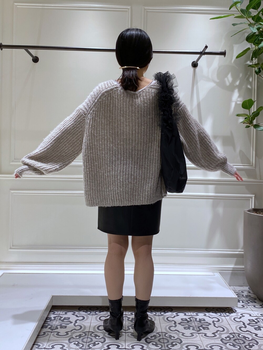 「apartbylowrys、アパートバイローリーズ、モノトーン、秋冬コーデ、休日スタイル、秋服、オトナ女子、シンプルコーデ、ブーツスタイル、ミニスカート、バッグ、ニット、ゆるコーデ、ゆるニット、デイリーカジュアル」｜「A part byの【前後2WAY】メローボート_長袖（Tシャツ/カットソー、ホワイト系）」を使った、いっちーさん（レディース・162cm）の秋コーディネートの3枚目の写真