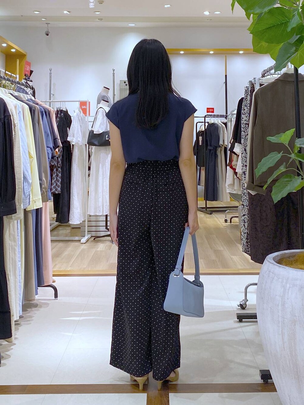 ブルー系のシャツ/ブラウス、その他のその他パンツ、グレー系のその他パンツを着用したレディースの夏コーディネートの6枚目の写真
