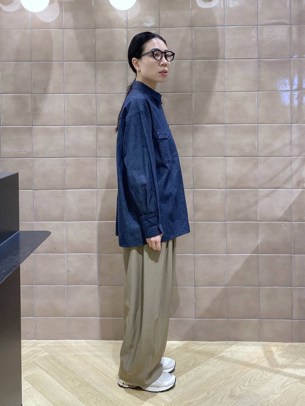 ベージュ系のスラックス、ブルー系のシャツ/ブラウスを着用したレディースの冬コーディネートの4枚目の写真