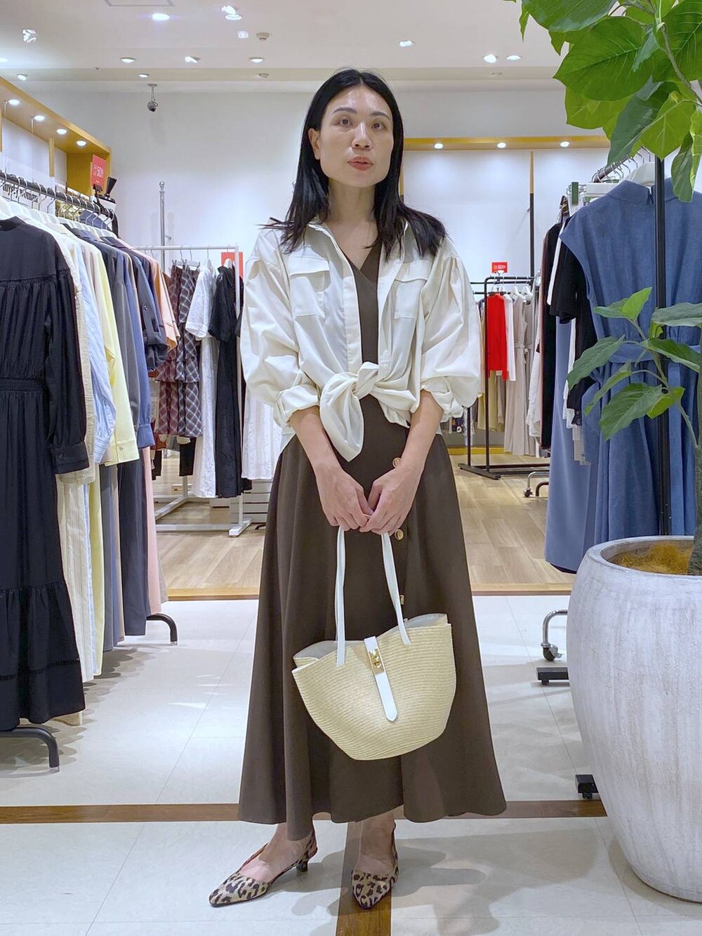 ブラウン系のワンピース、ホワイト系のシャツ/ブラウス、その他のパンプスを着用したレディースの夏コーディネートの2枚目の写真