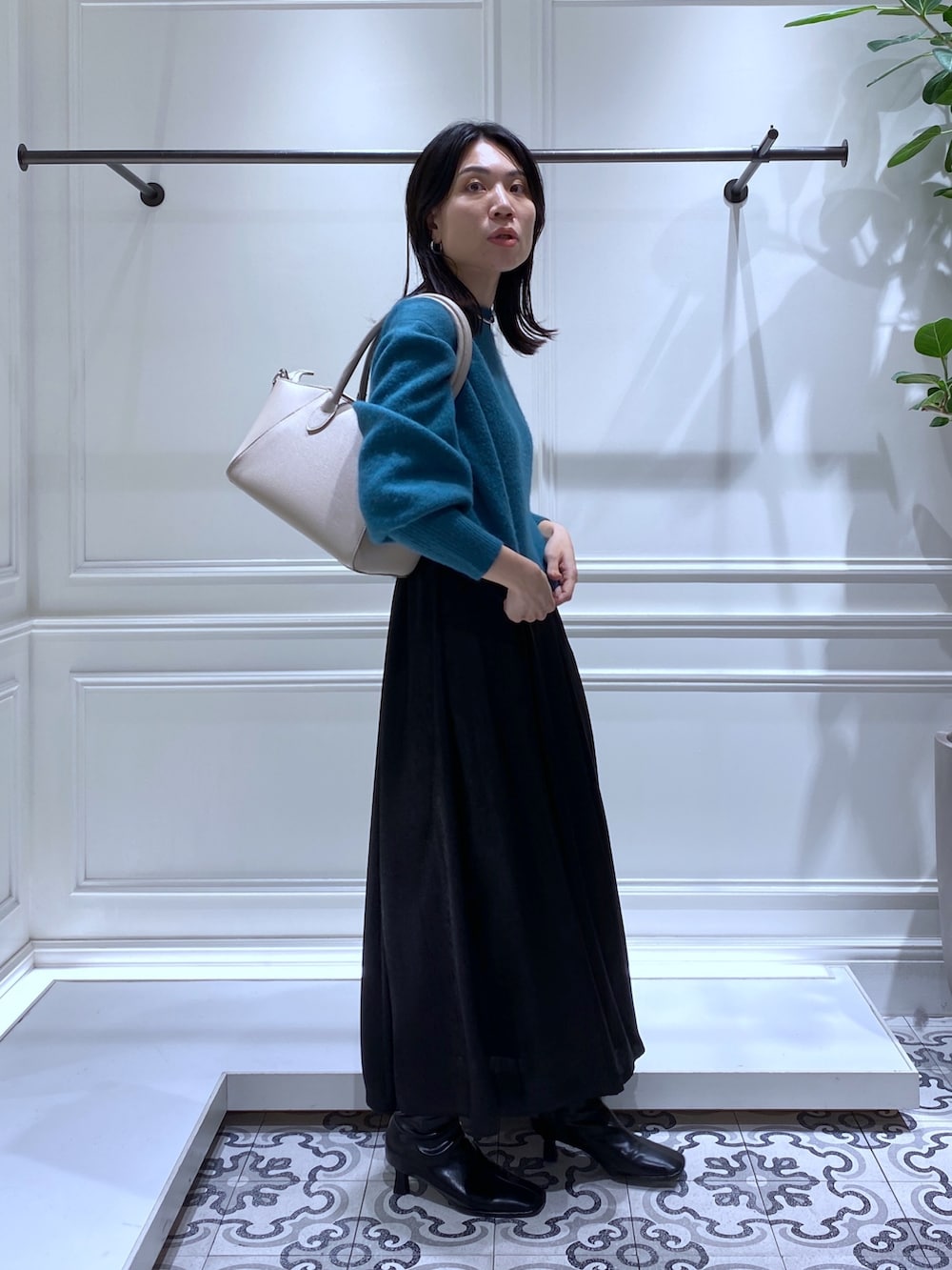 「apartbylowrys、アパートバイローリーズ、オトナカジュアル、秋冬、大人コーデ、シンプル、お仕事コーデ、オフィスカジュアル、オフィススタイル、ニット、スカート、きれいめカジュアル、黒スカート、オトナ女子、シンプルコーデ」｜「A part byのハクプリントボリュームスカート（スカート、ブラック系）」を使った、いっちーさん（レディース・162cm）の秋コーディネートの2枚目の写真
