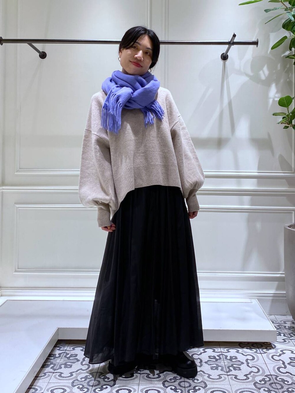 ベージュ系のニット/セーター、ブラック系のスカート、ブラック系のブーツを着用したレディースの冬コーディネートの4枚目の写真