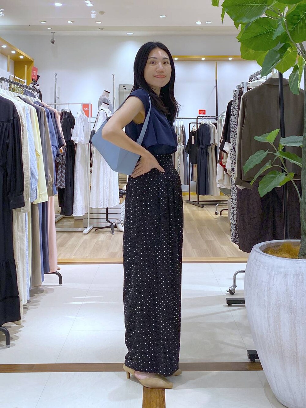ブルー系のシャツ/ブラウス、その他のその他パンツ、グレー系のその他パンツを着用したレディースの夏コーディネートの3枚目の写真