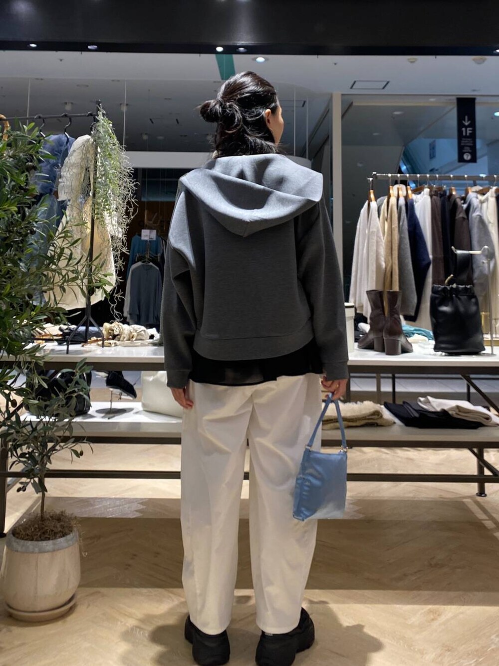 ブラック系のシャツ/ブラウス、グレー系のパーカー、ホワイト系のその他パンツを着用したレディースの秋コーディネートの4枚目の写真