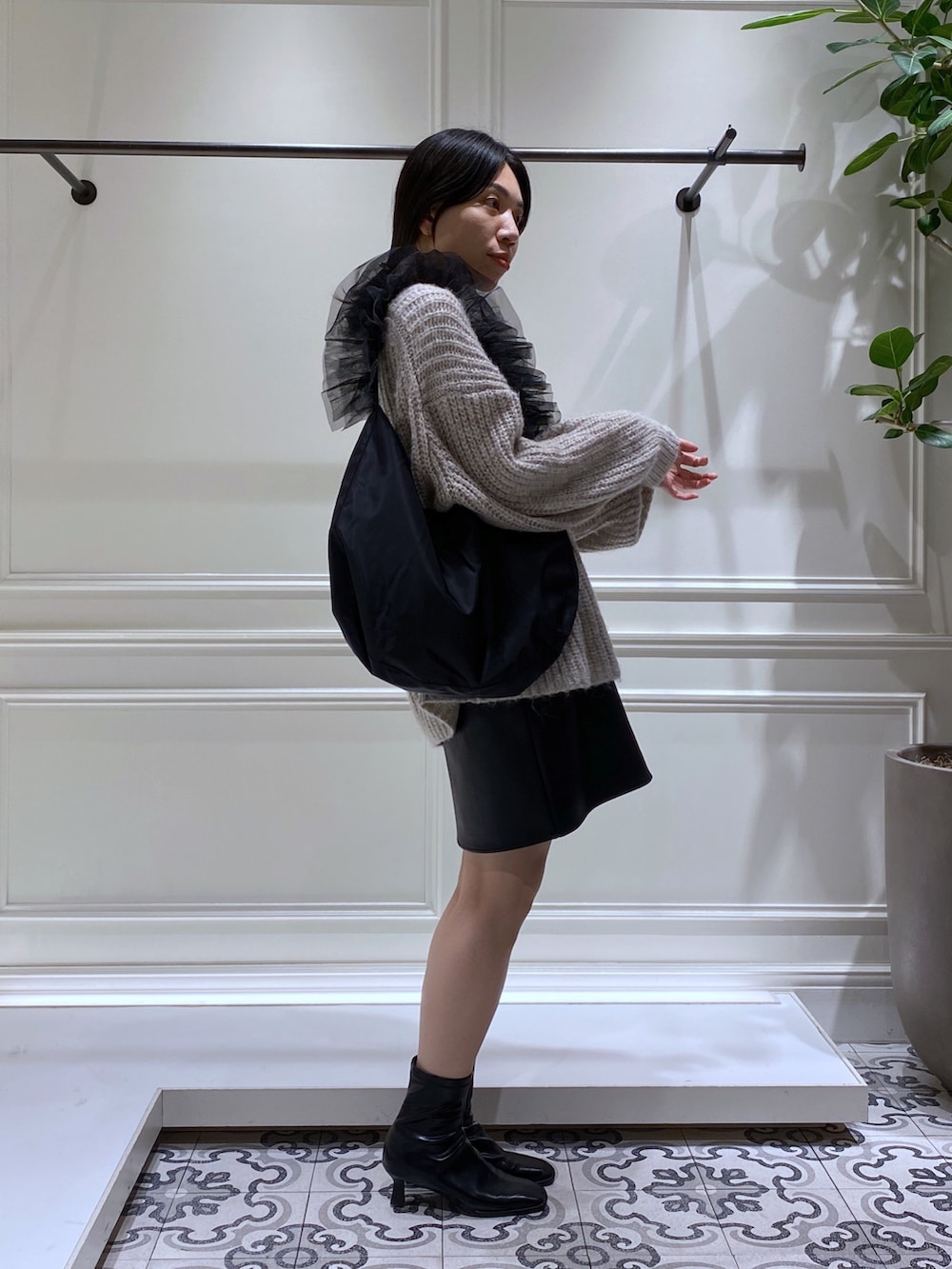 「apartbylowrys、アパートバイローリーズ、モノトーン、秋冬コーデ、休日スタイル、秋服、オトナ女子、シンプルコーデ、ブーツスタイル、ミニスカート、バッグ、ニット、ゆるコーデ、ゆるニット、デイリーカジュアル」｜「A part byの【前後2WAY】メローボート_長袖（Tシャツ/カットソー、ホワイト系）」を使った、いっちーさん（レディース・162cm）の秋コーディネートの2枚目の写真