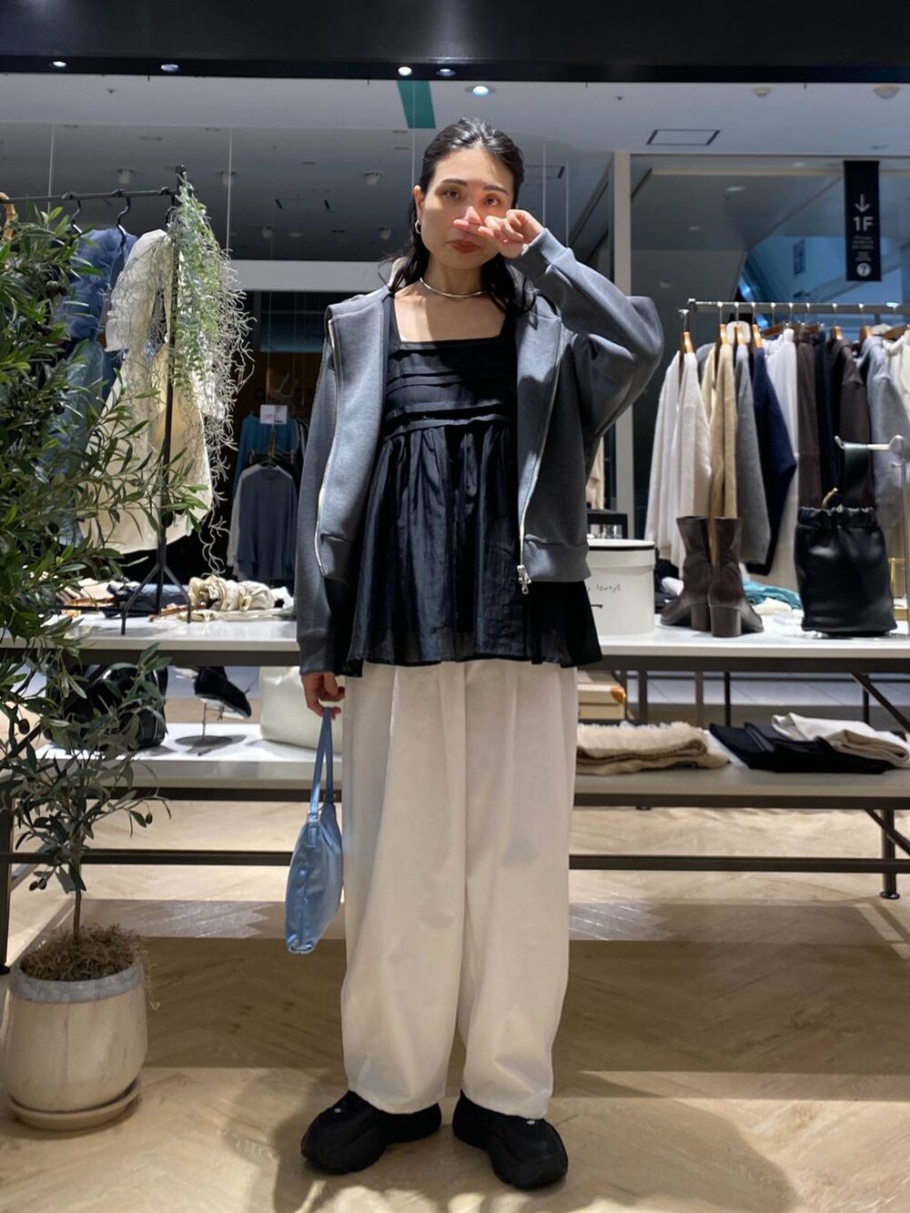 ブラック系のシャツ/ブラウス、グレー系のパーカー、ホワイト系のその他パンツを着用したレディースの秋コーディネートの2枚目の写真