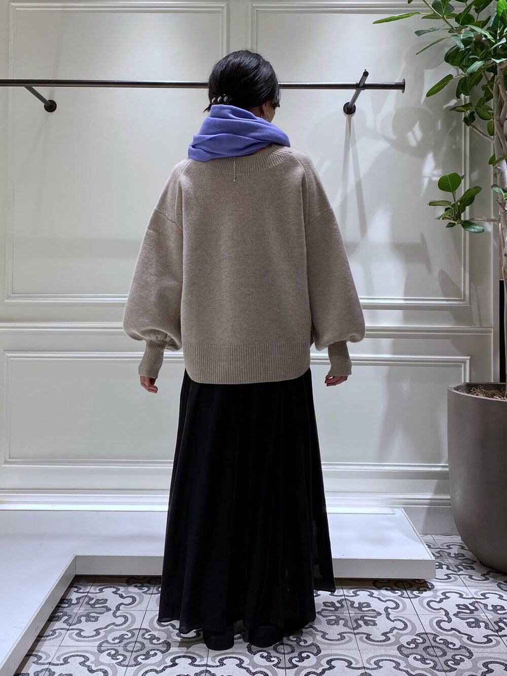 ベージュ系のニット/セーター、ブラック系のスカート、ブラック系のブーツを着用したレディースの冬コーディネートの5枚目の写真