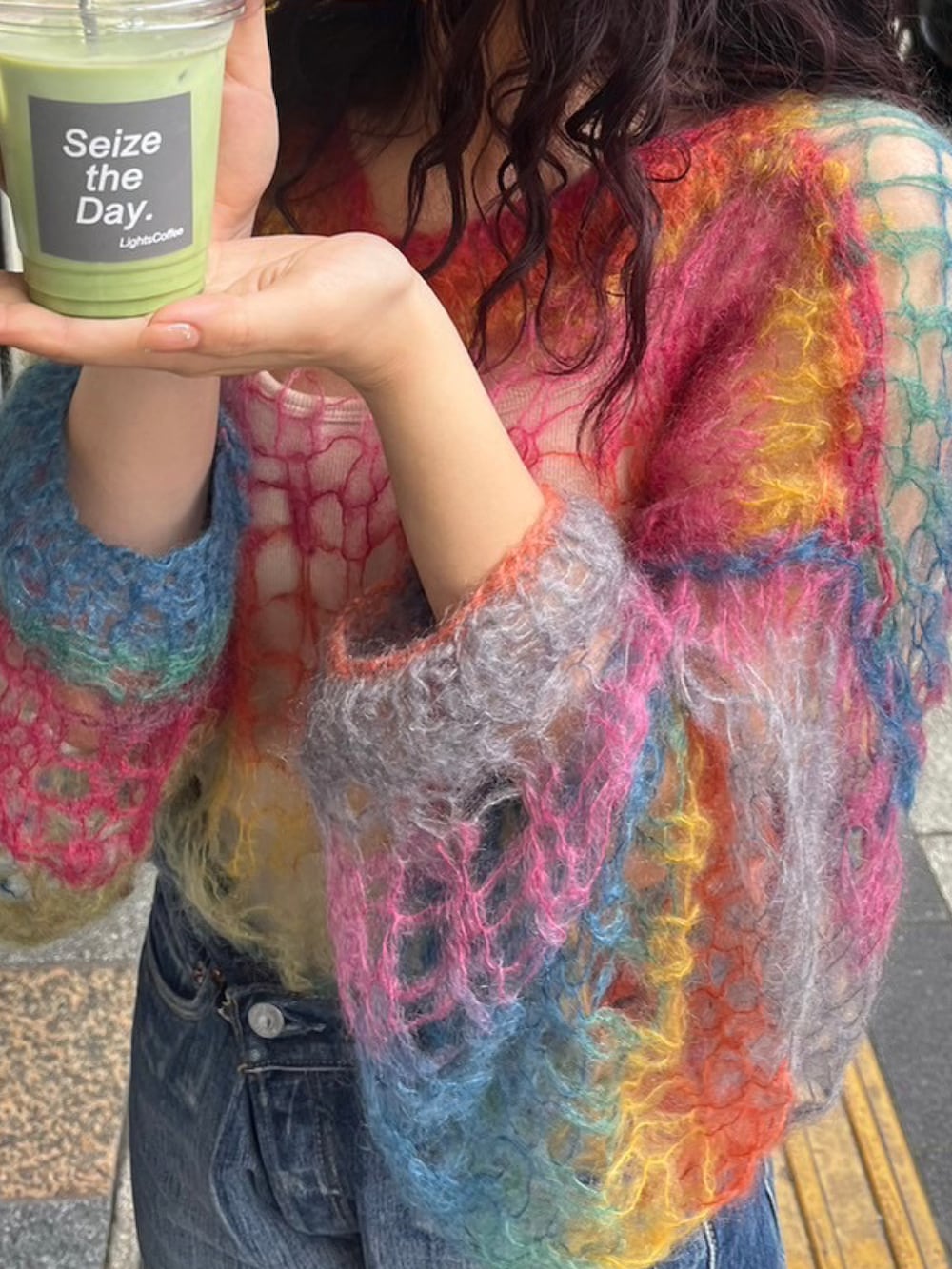 その他のニット/セーター、その他のハンドバッグ、ブルー系のデニムパンツを着用したレディースの春コーディネートの2枚目の写真