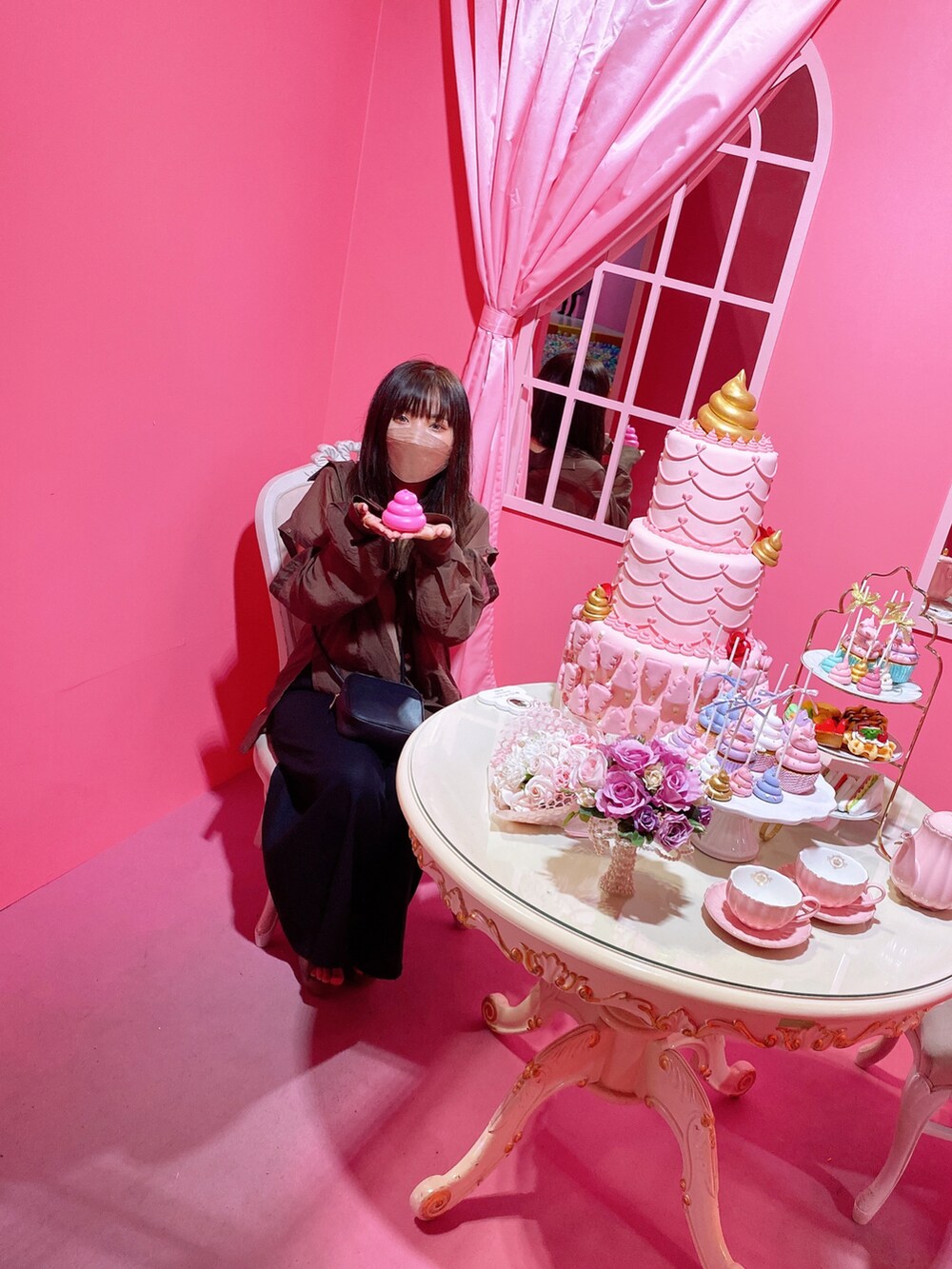 ブラウン系のシャツ/ブラウス、ブラウン系のタンクトップ、ブラック系のショルダーバッグを着用したレディースの夏コーディネートの2枚目の写真