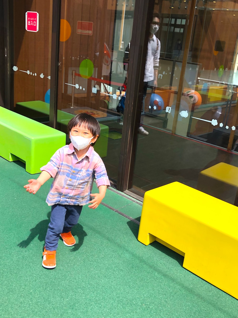「春、兄妹コーデ、アンパンマンミュージアム」｜「BRANSHESの【ペア】やわらかチェックシャツ（シャツ/ブラウス、ブラウン系）」を使った、みちこさん（レディース・156cm）の春コーディネートの2枚目の写真