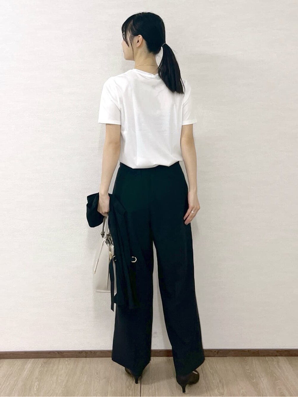 ホワイト系のTシャツ/カットソー、ブラック系のその他パンツ、ベージュ系のトートバッグを着用したレディースの夏コーディネートの4枚目の写真