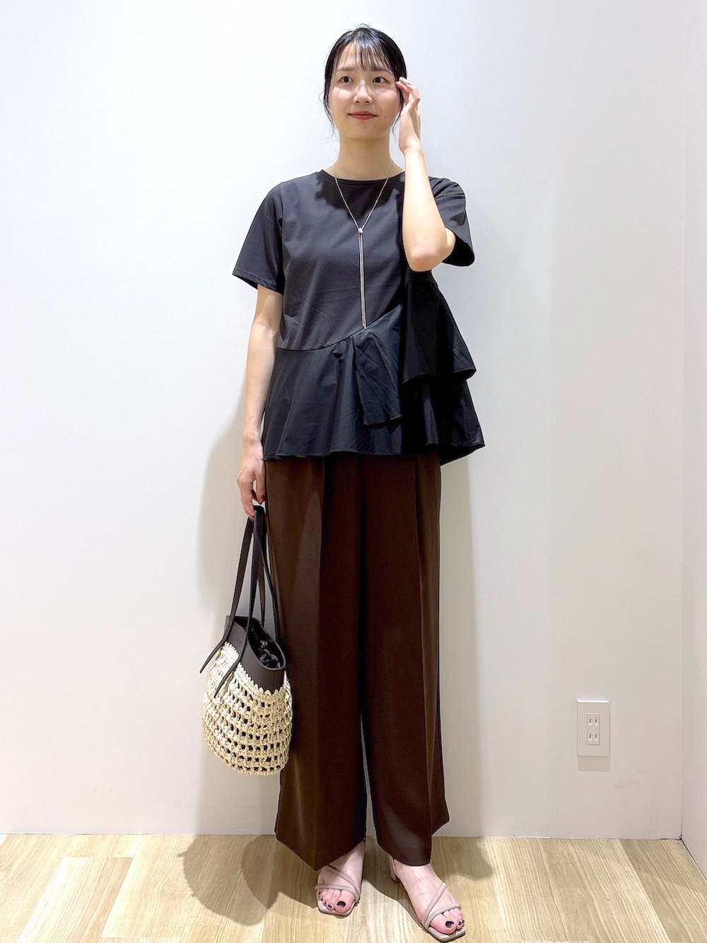 ブラック系のTシャツ/カットソー、ブラウン系のその他パンツ、ブラウン系のトートバッグを着用したレディースの夏コーディネートの10枚目の写真