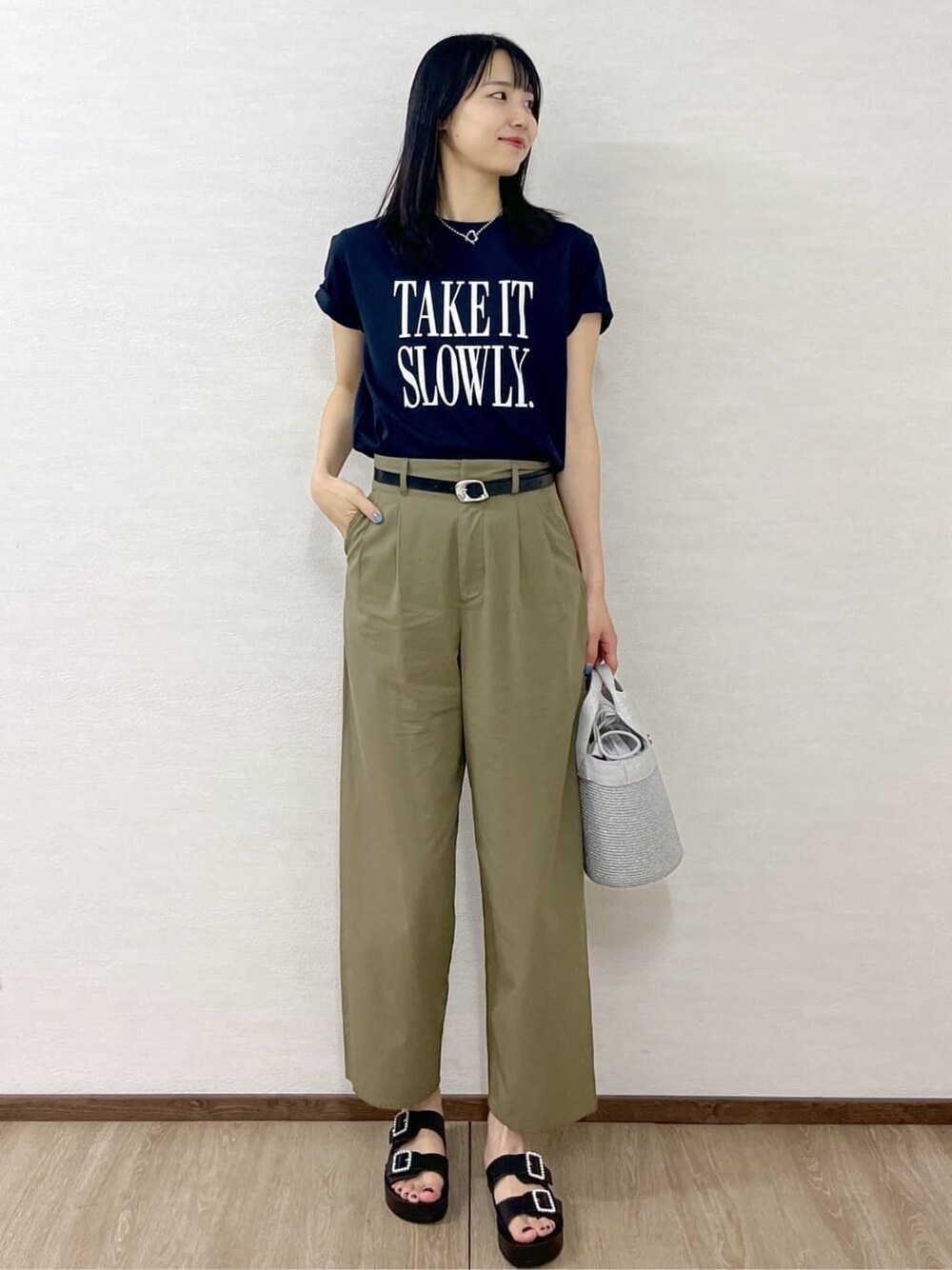 ブルー系のTシャツ/カットソー、グリーン系のその他パンツ、シルバー系のトートバッグを着用したレディースの夏コーディネートの9枚目の写真
