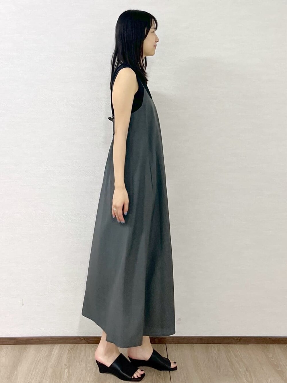 グレー系のワンピース、ブラック系のタンクトップ、シルバー系のトートバッグを着用したレディースの夏コーディネートの6枚目の写真