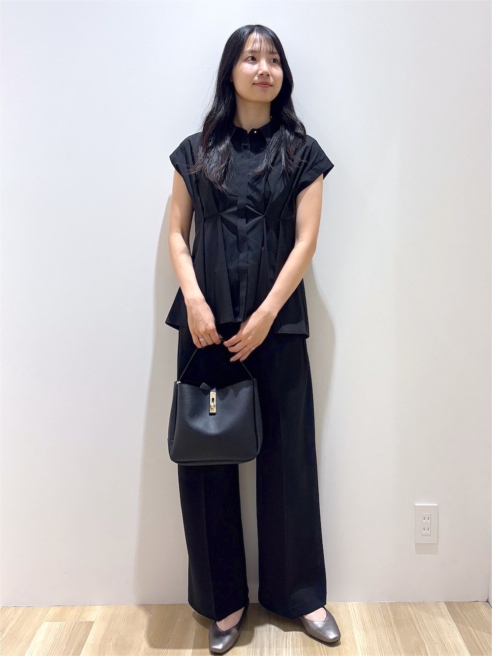 ブラック系のシャツ/ブラウス、ブラック系のその他パンツ、ブラック系のトートバッグを着用したレディースの夏コーディネートの8枚目の写真