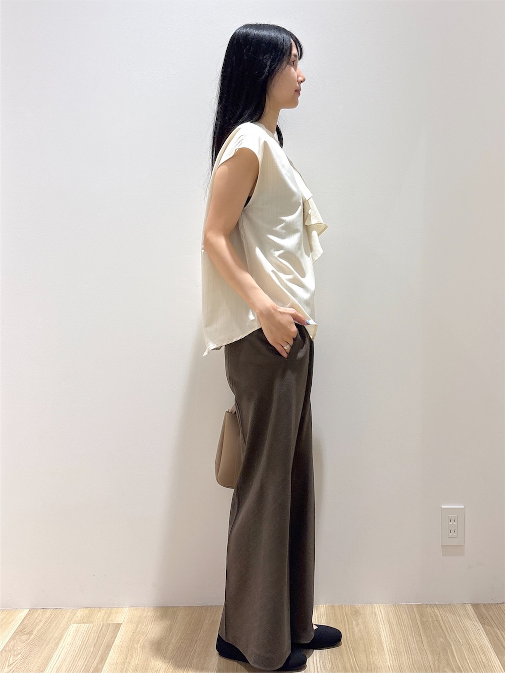 ベージュ系のシャツ/ブラウス、ブラウン系のその他パンツ、ブラウン系のトートバッグを着用したレディースの夏コーディネートの5枚目の写真