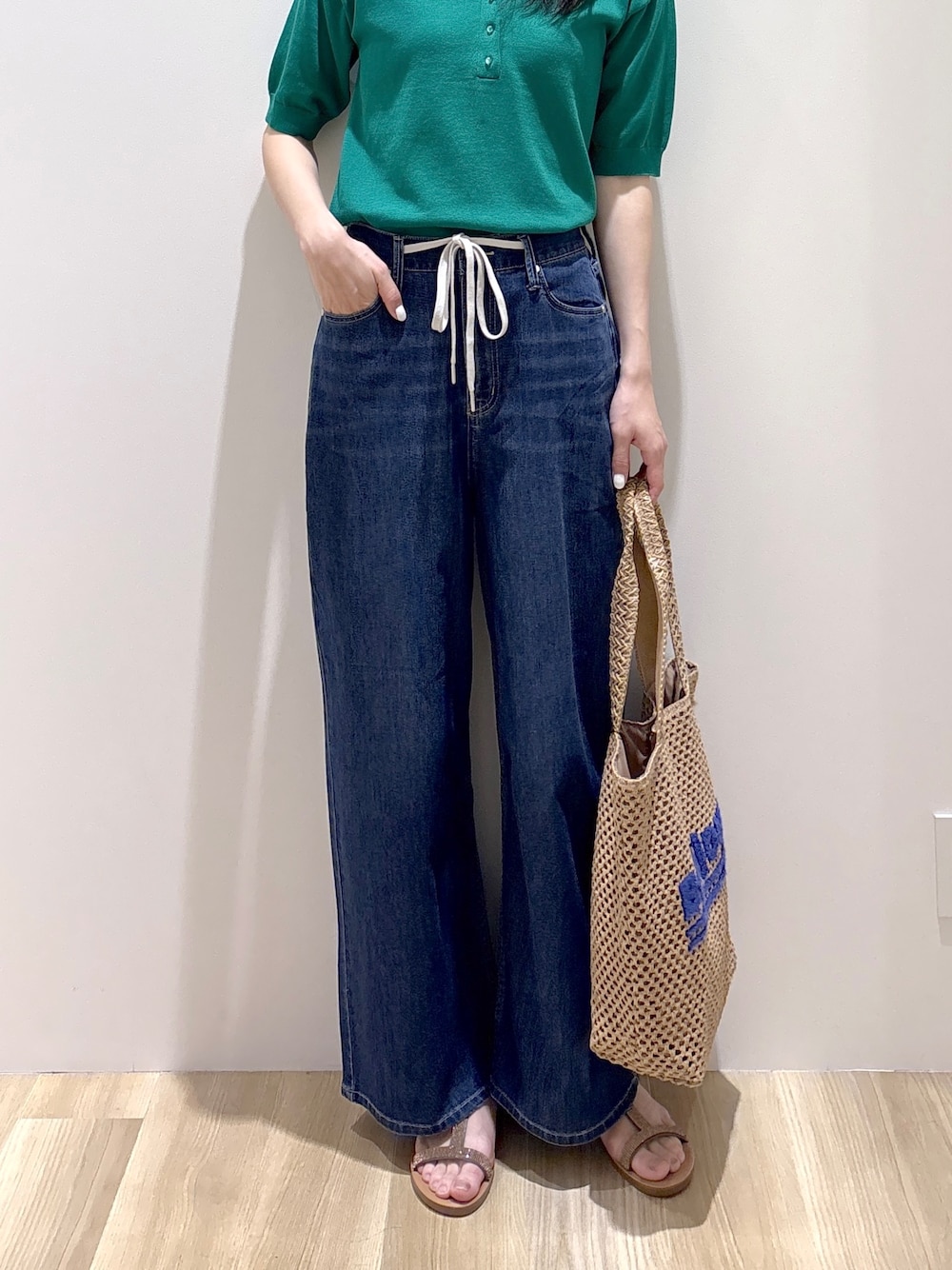 その他のサンダル、ベージュ系のトートバッグ、ブルー系のデニムパンツを着用したレディースの春コーディネートの7枚目の写真