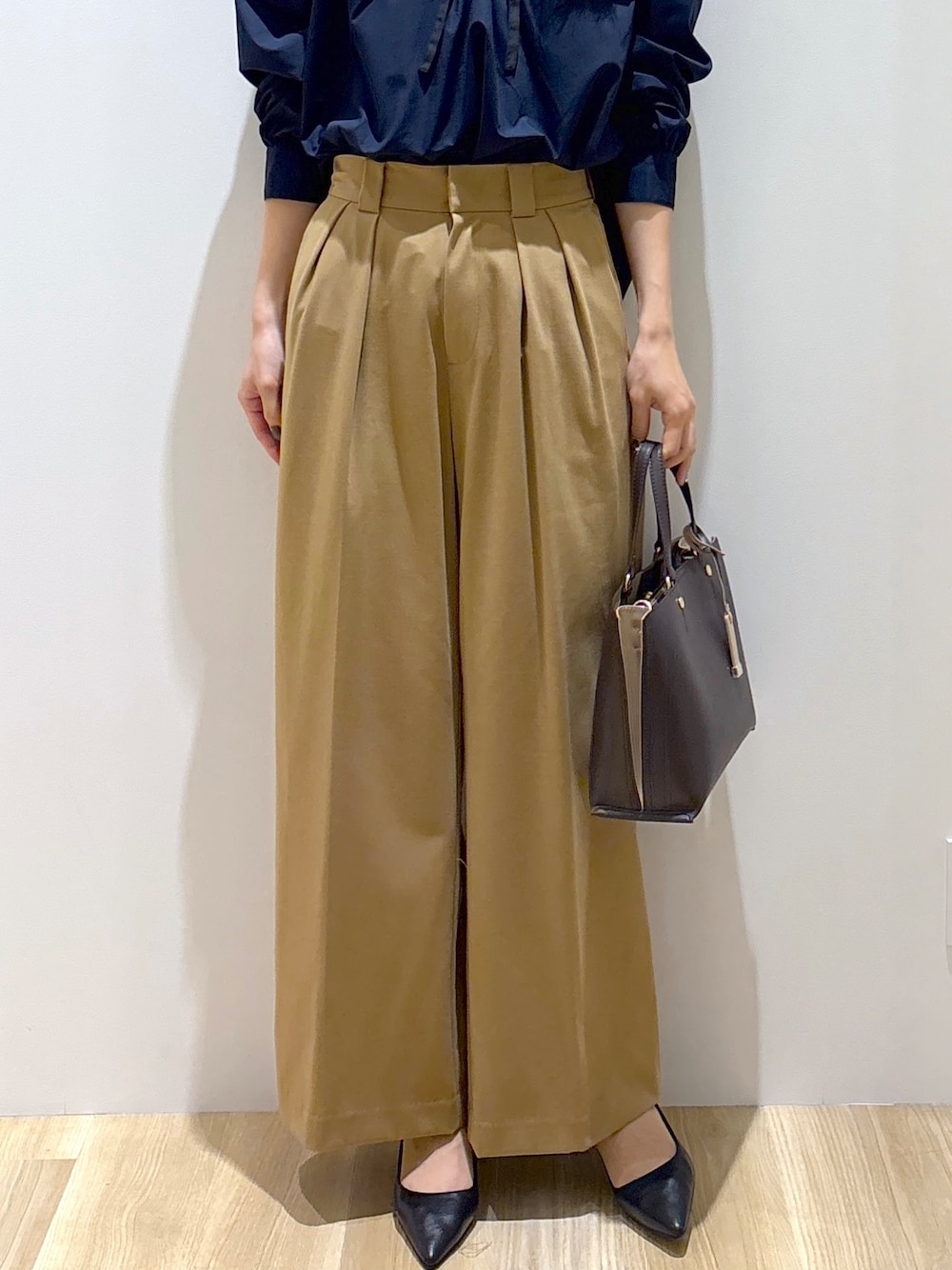 ブルー系のシャツ/ブラウス、イエロー系のその他パンツ、ブラウン系のトートバッグを着用したレディースの秋コーディネートの7枚目の写真