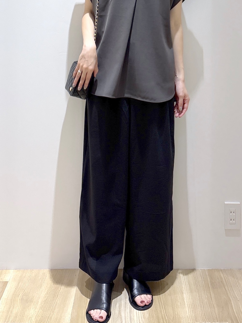 ブラック系のその他パンツ、ブラック系のショルダーバッグ、ブラック系のサンダルを着用したレディースの夏コーディネートの7枚目の写真