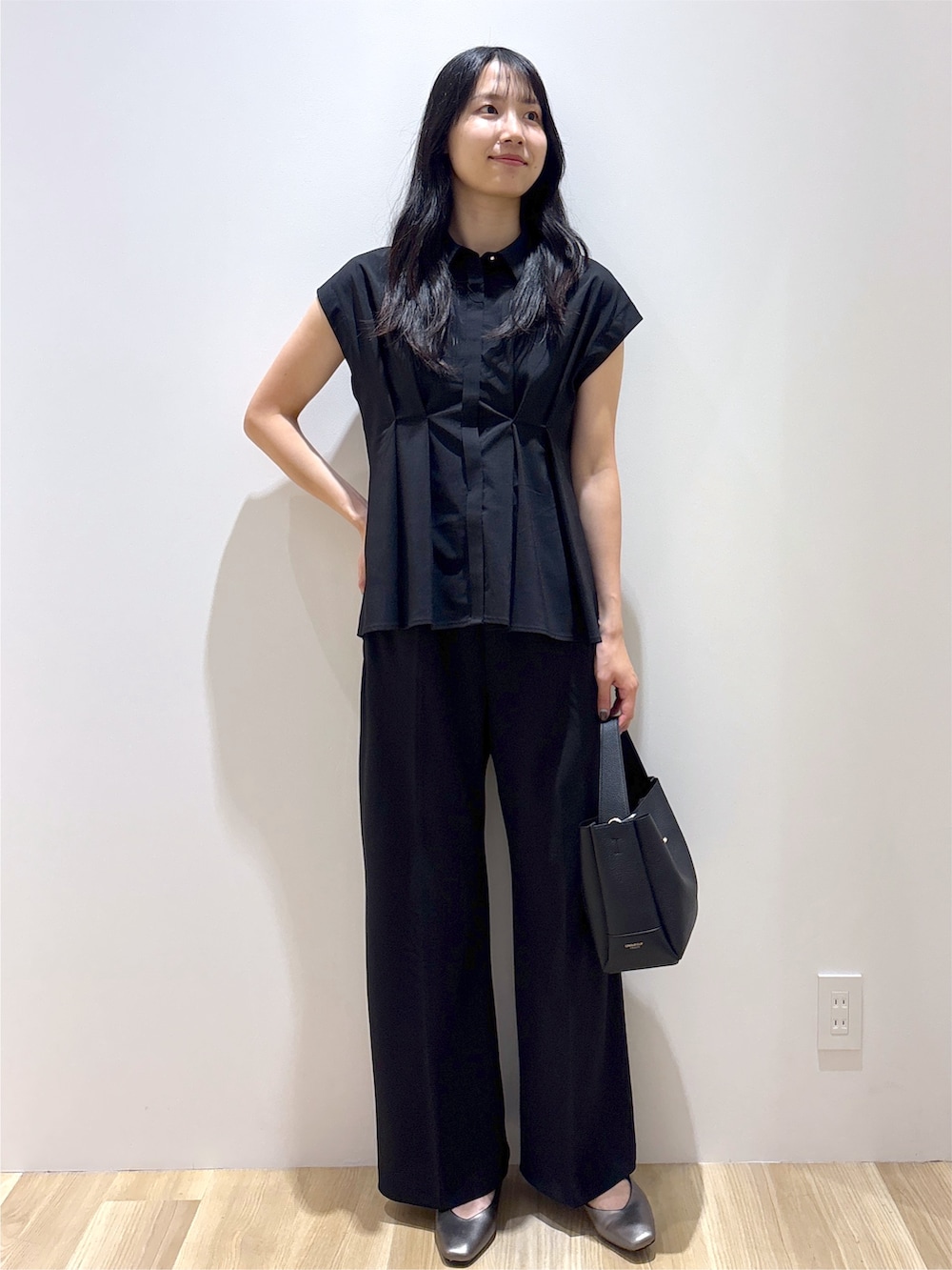 ブラック系のシャツ/ブラウス、ブラック系のその他パンツ、ブラック系のトートバッグを着用したレディースの夏コーディネートの9枚目の写真