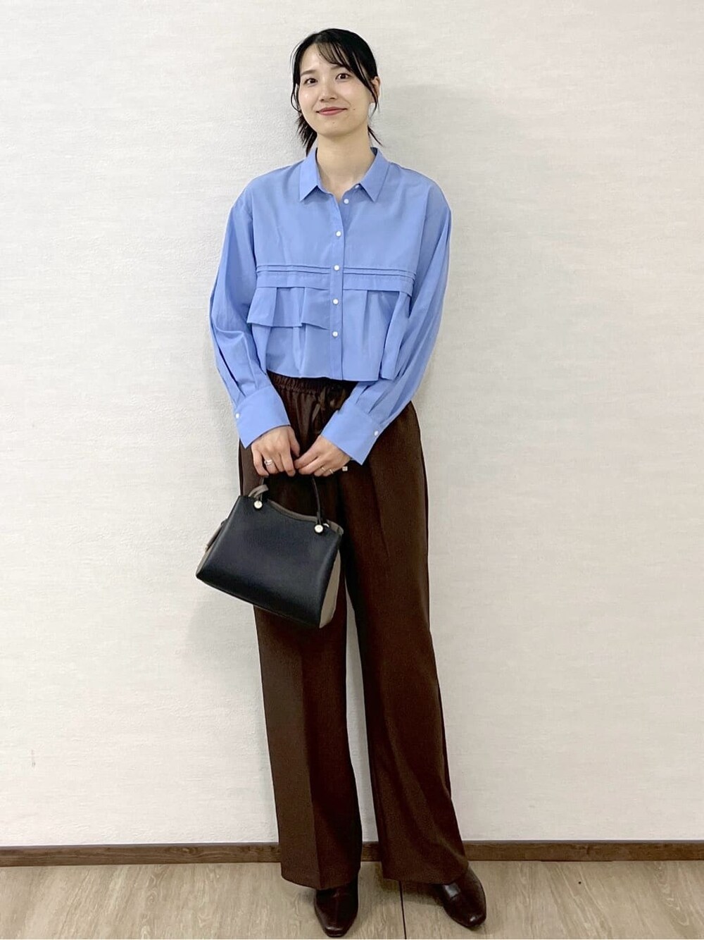 ブラック系のカーディガン/ボレロ、ブルー系のシャツ/ブラウス、ブラウン系のその他パンツを着用したレディースの秋コーディネートの10枚目の写真