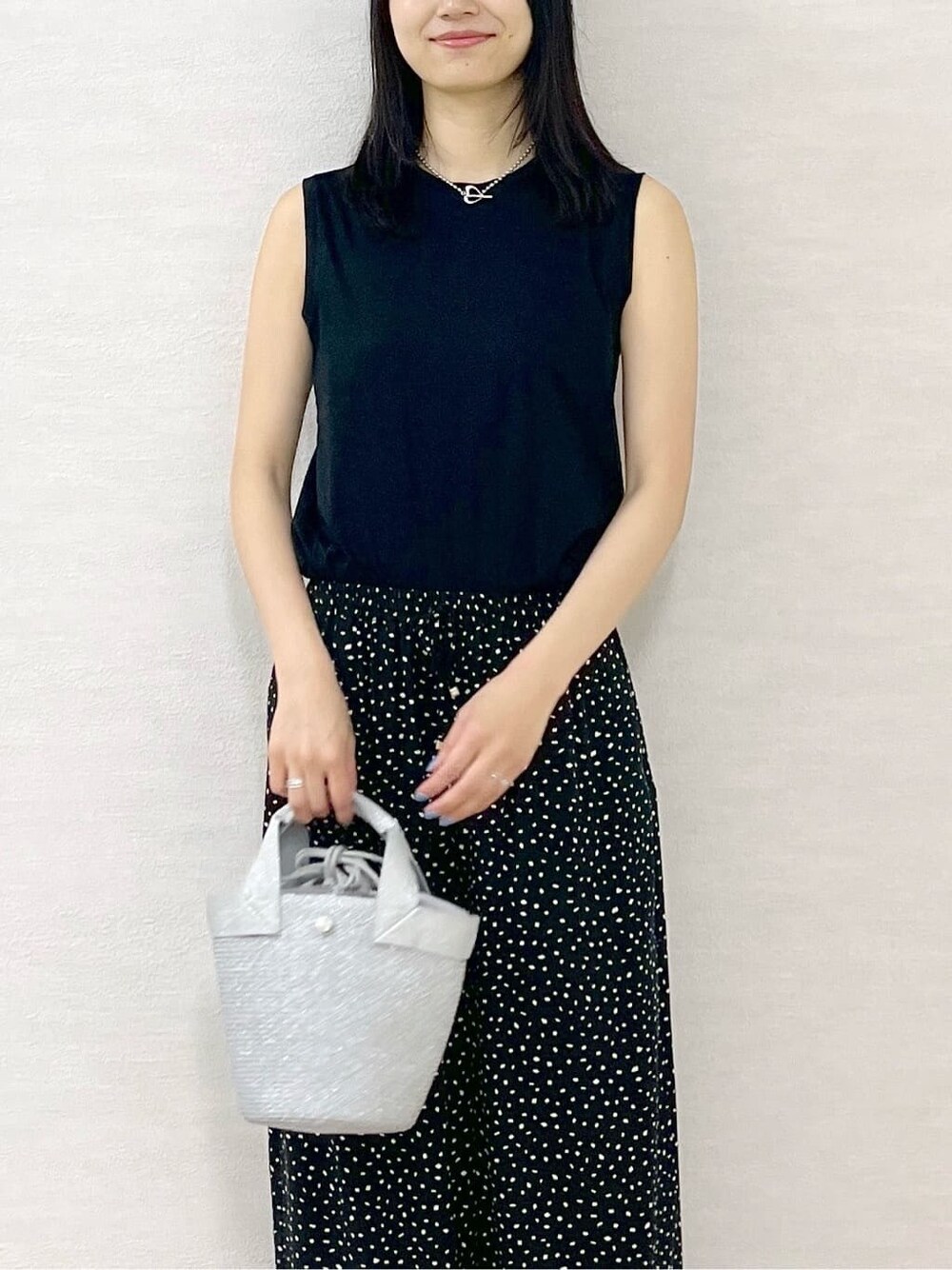 ブラック系のタンクトップ、ブラック系のその他パンツ、シルバー系のトートバッグを着用したレディースの夏コーディネートの6枚目の写真