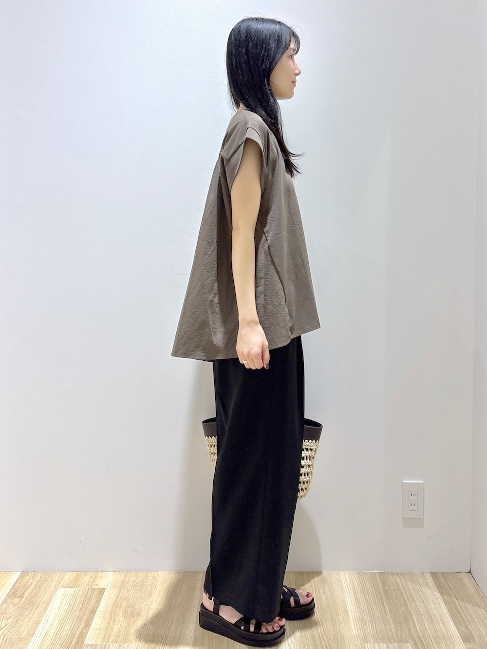 ブラウン系のTシャツ/カットソー、ブラック系のその他パンツ、ブラウン系のトートバッグを着用したレディースの夏コーディネートの5枚目の写真